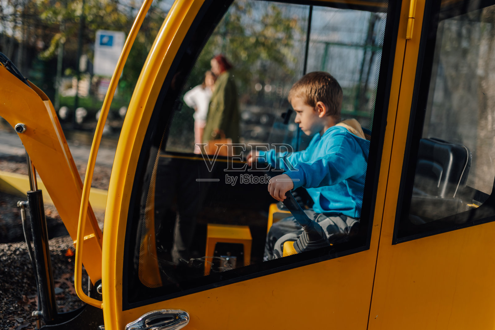 男孩玩着玩具挖掘机照片摄影图片