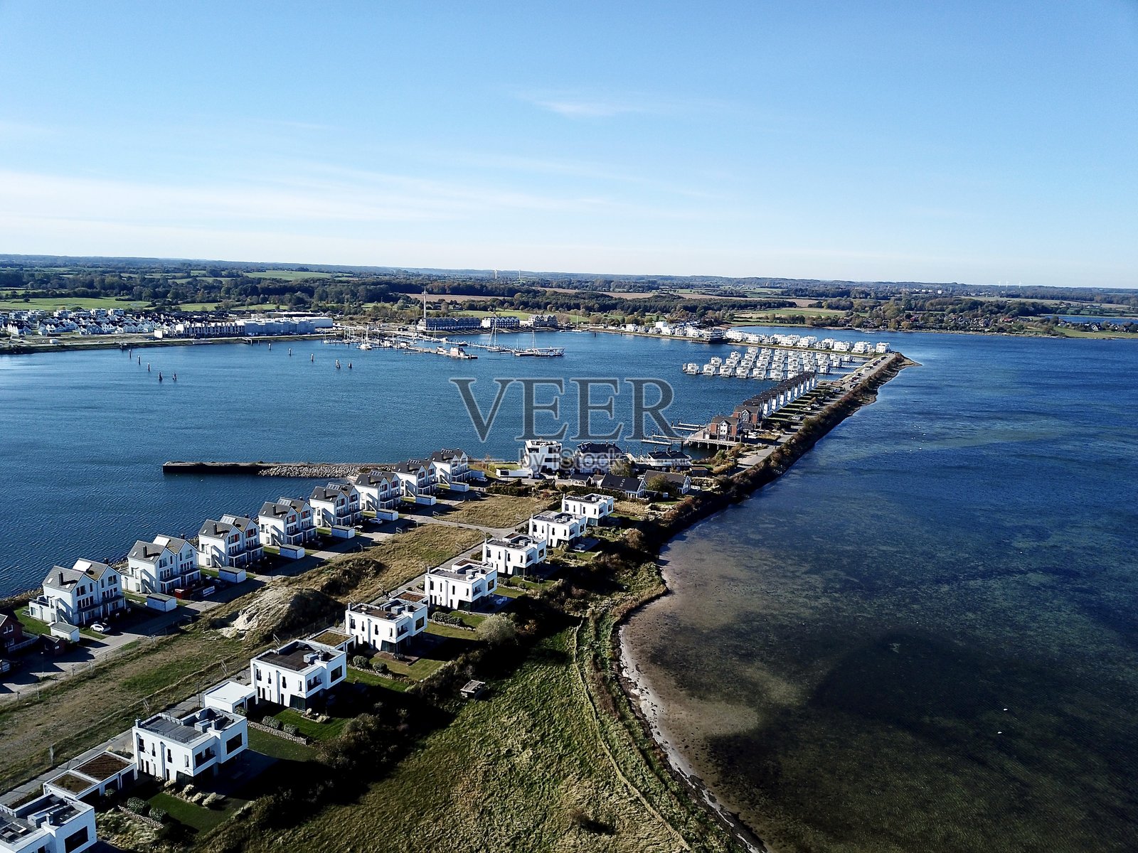 从上方拍摄的无人机照片，展示了奥尔佩尼茨的施莱河口和码头照片摄影图片