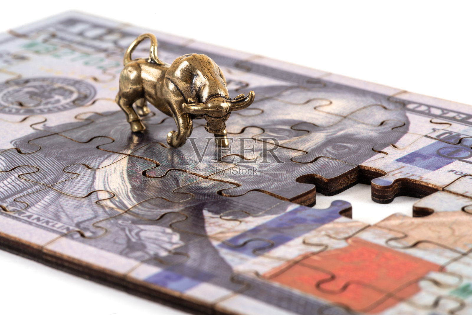拼图组成的金牛座和百元美钞照片摄影图片