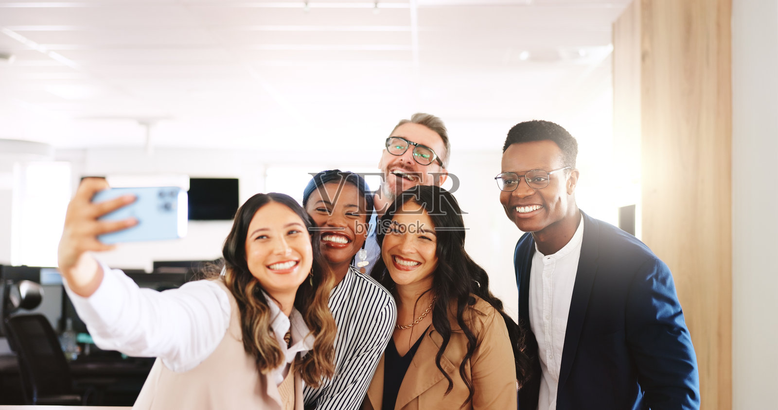 办公室里，一群商务人士自信地微笑着，进行着法律事务所和项目工作，展现出管理风采，适合作为个人资料照片或社交媒体头像，其中有律师和法律团队，体现了支持和代理机构的服务。照片摄影图片