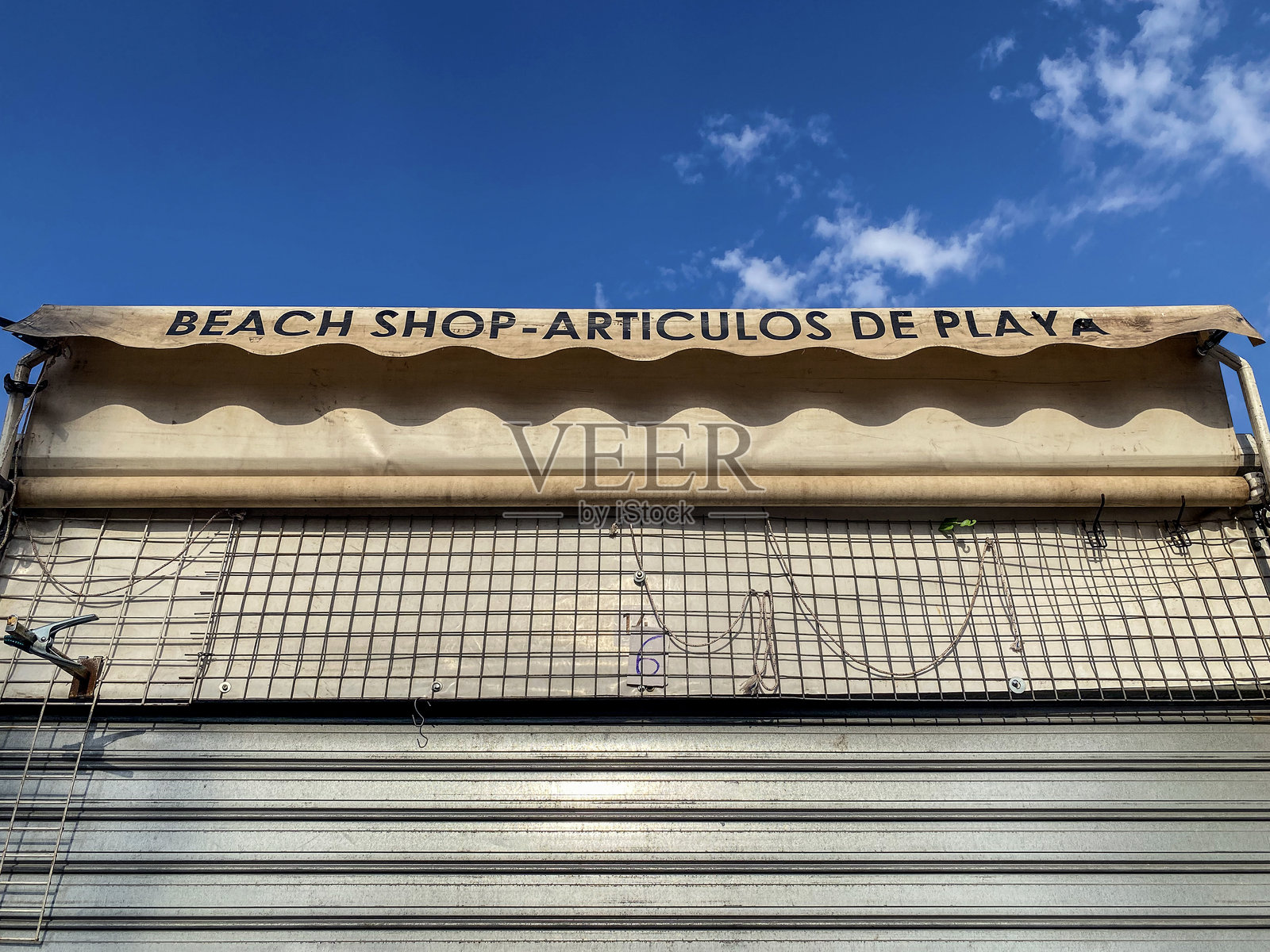 售卖海滩相关物品的已关闭售货亭照片摄影图片