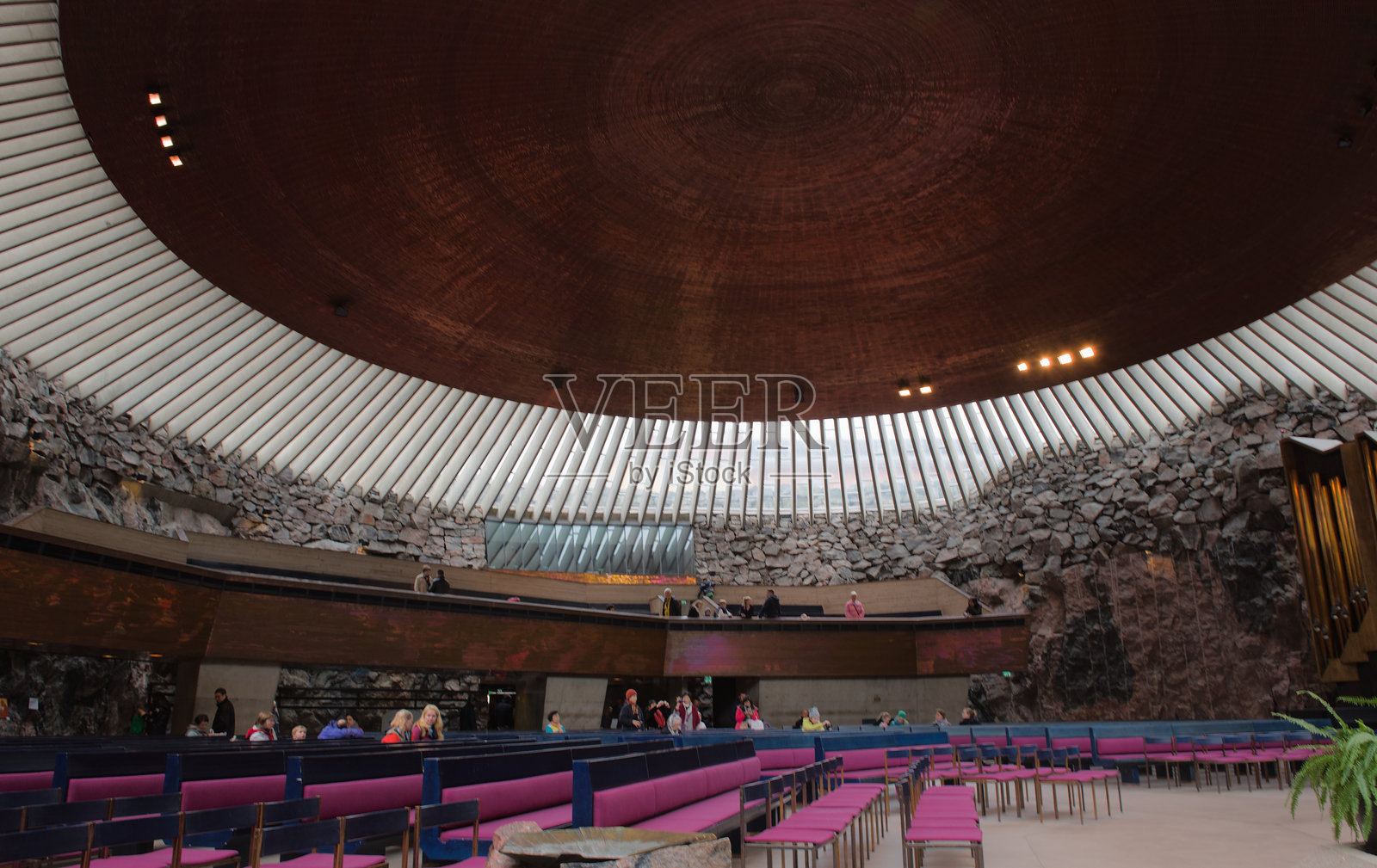 赫尔辛基独特岩石教堂（坦佩利奥基奥教堂）的内部景观照片摄影图片