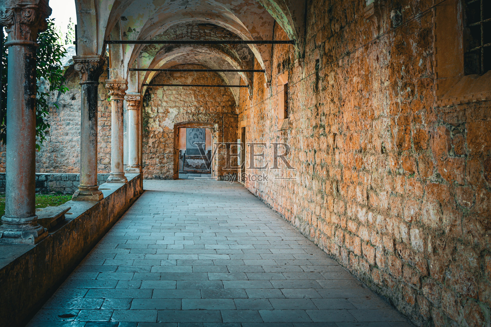 带有拱形天花板的古老石头回廊通道照片摄影图片