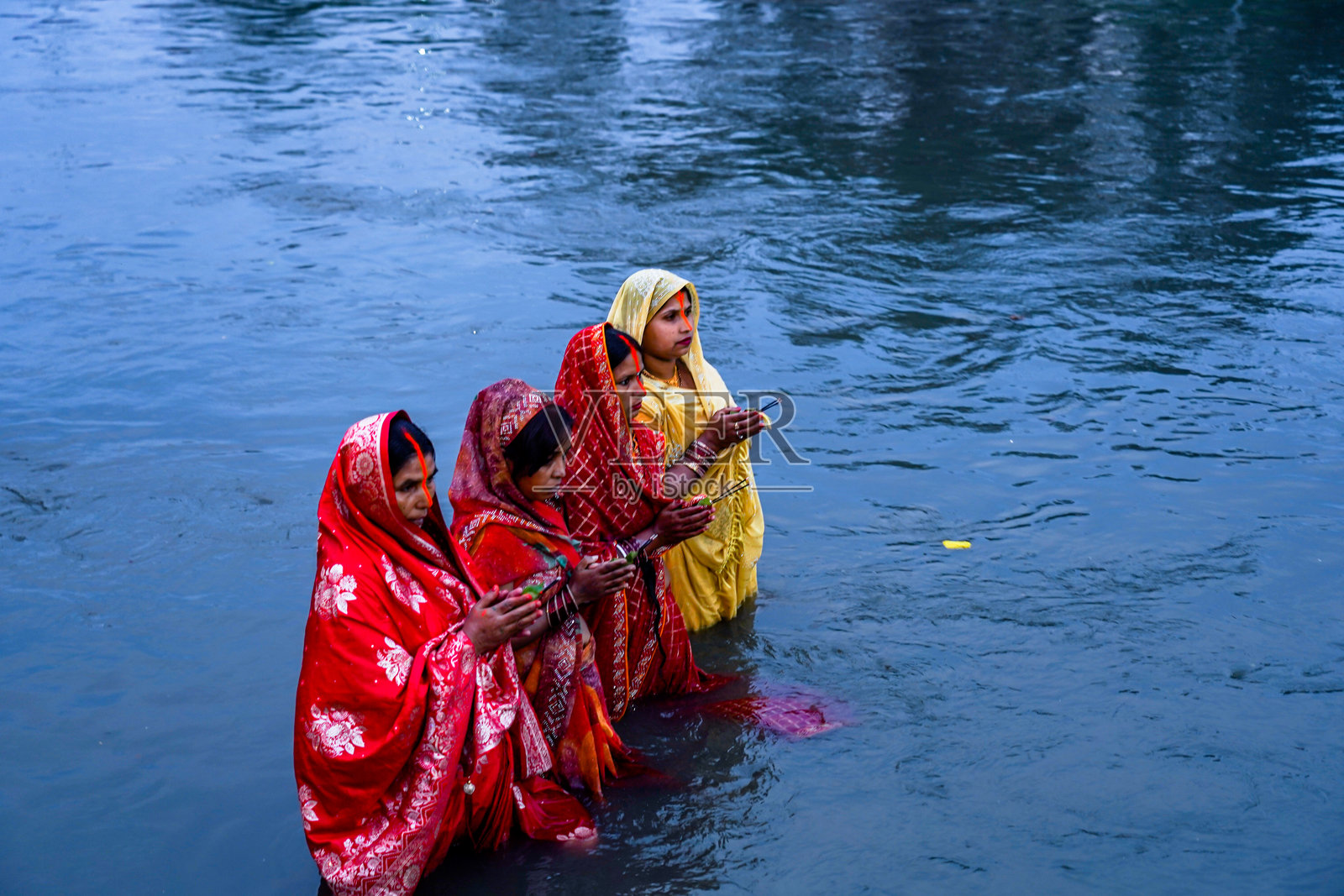 尼泊尔加德满都的印度教信徒庆祝 छठ पूजा 节日。照片摄影图片