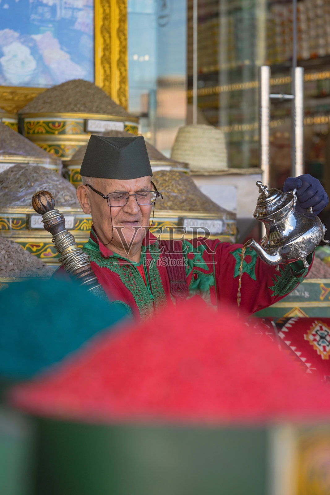 马拉喀什集市上一位身着摩洛哥传统服饰的老人肖像照片摄影图片