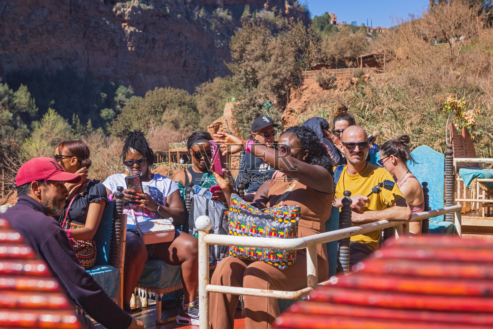 摩洛哥阿特拉斯山脉的乌赞瀑布,船上的游客照片摄影图片