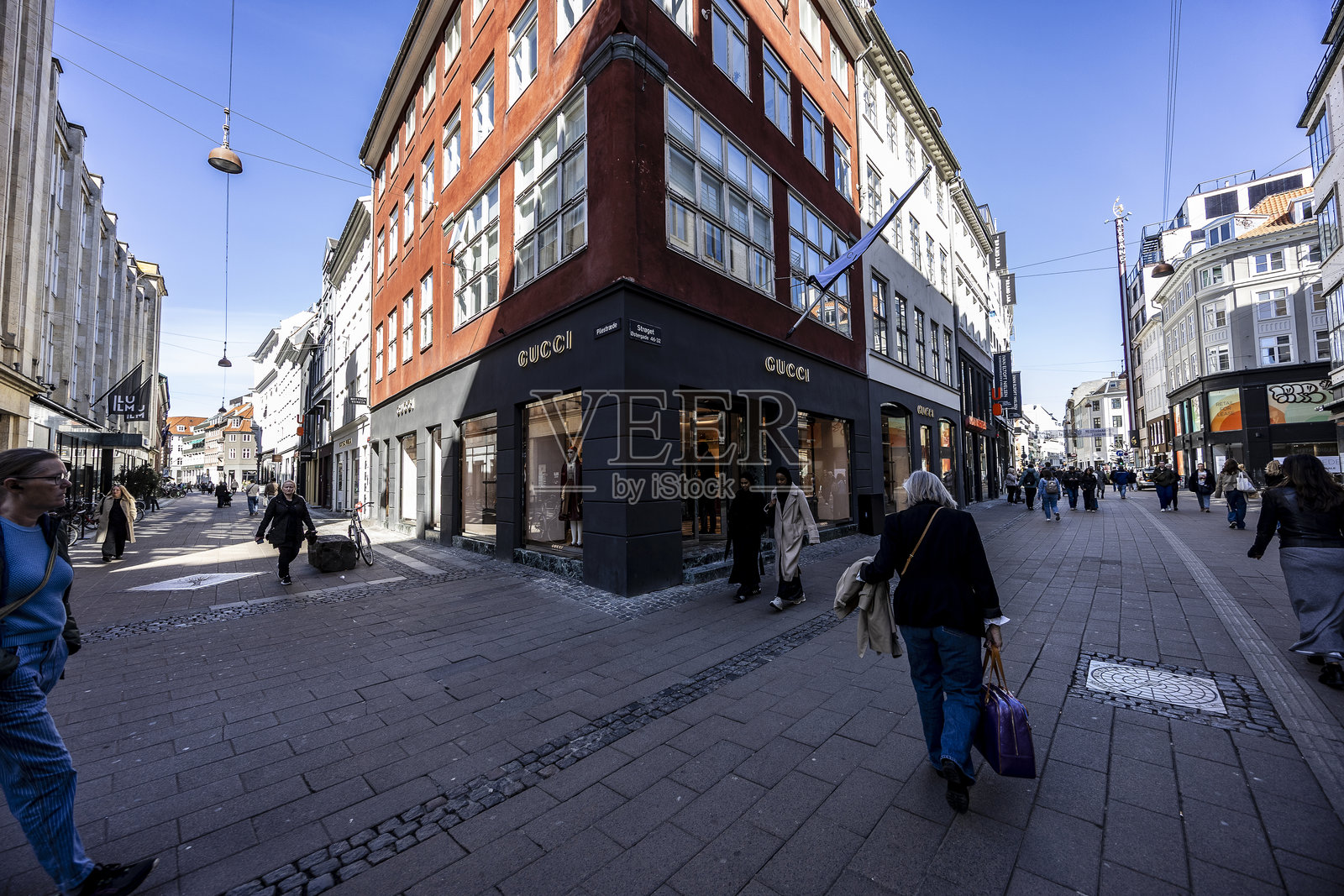 一群人在斯托罗盖特街上行走，背景是古老的历史建筑。这是世界上最长的步行街之一。照片摄影图片