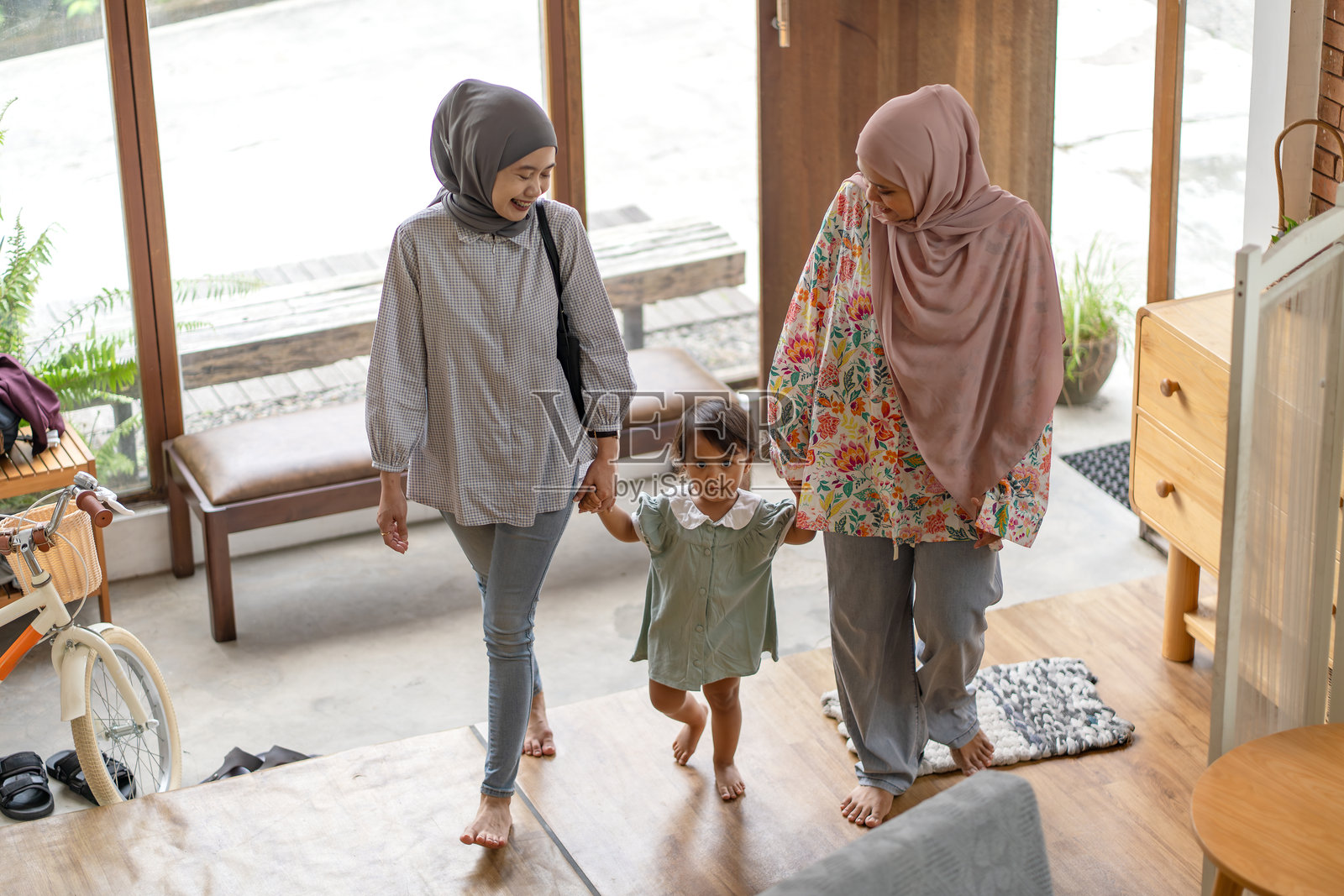 亚洲印度尼西亚穆斯林女性与孩子在室内行走照片摄影图片