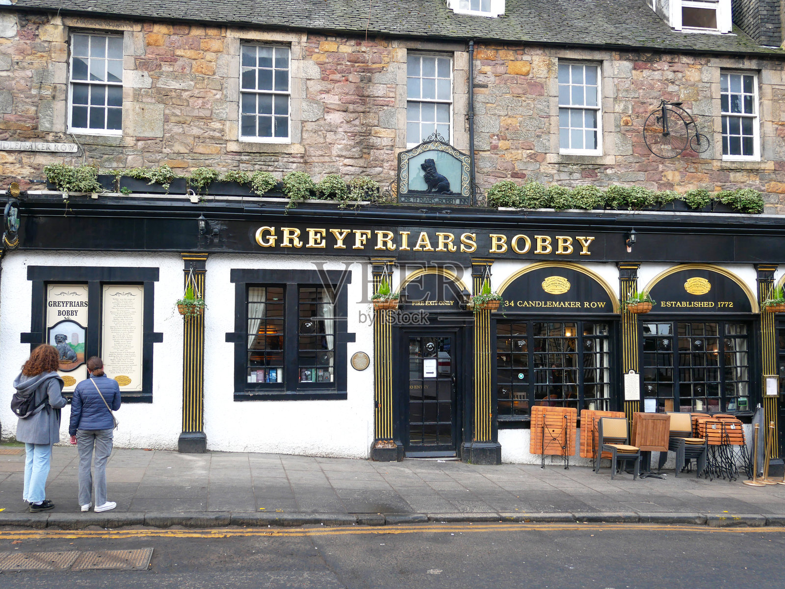 苏格兰爱丁堡老城，位于灰衣修士教堂和墓地后面的Candlemaker Row上的灰衣修士鲍比酒吧照片摄影图片