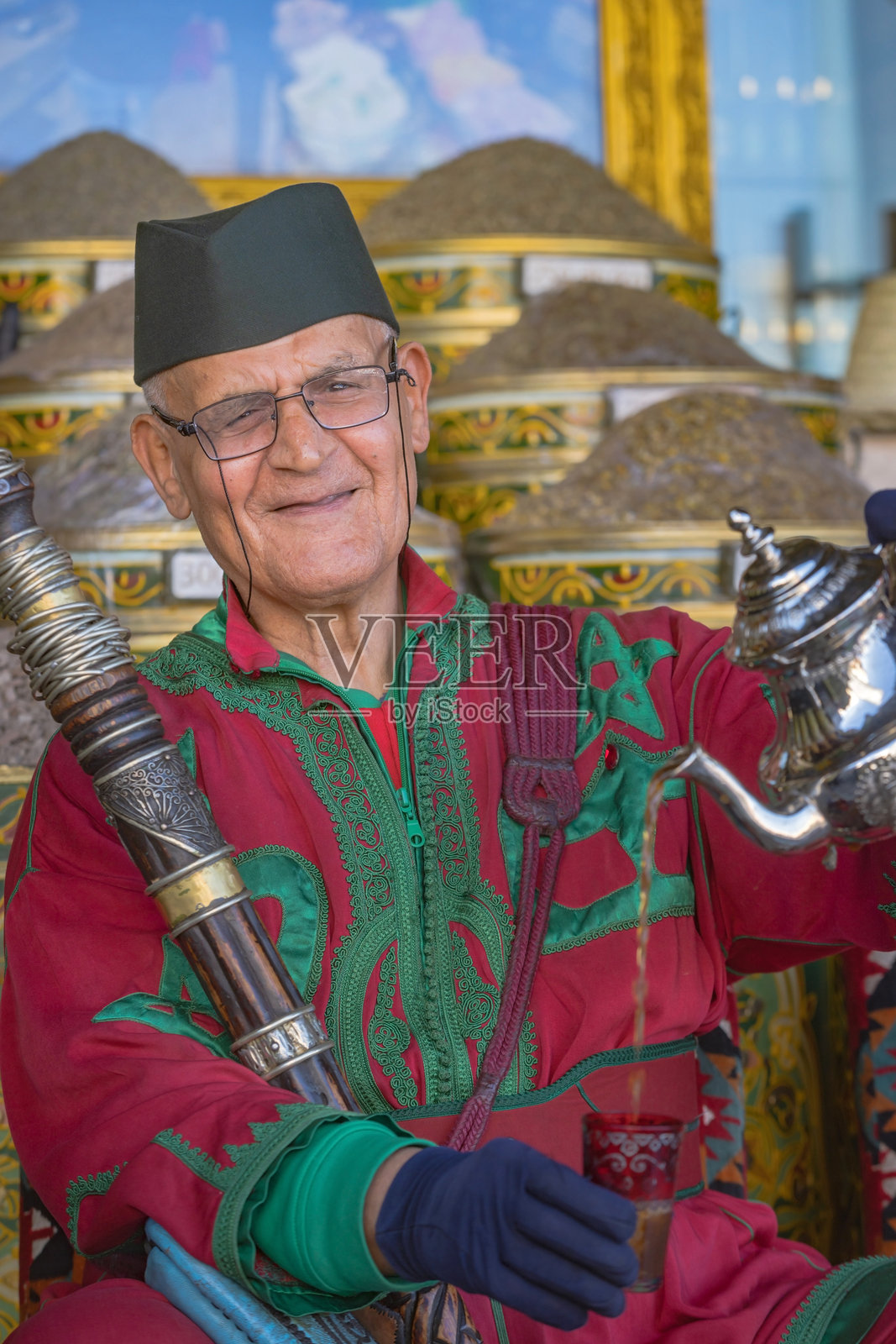 一位身着摩洛哥传统服饰的老人在马拉喀什市场拍摄的人像照照片摄影图片