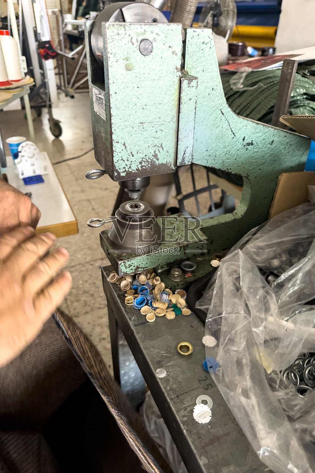 工业纺织车间使用的手动铆钉机照片摄影图片