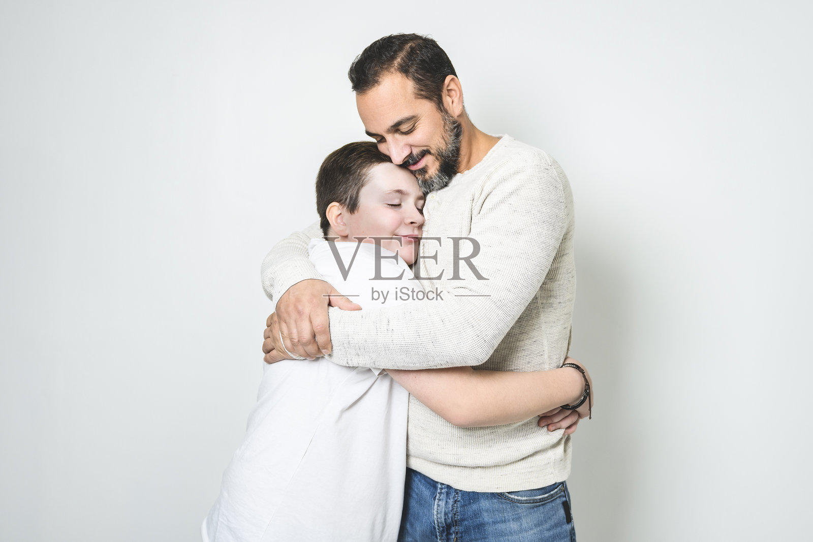 帅气酷炫的父子在影棚照片摄影图片