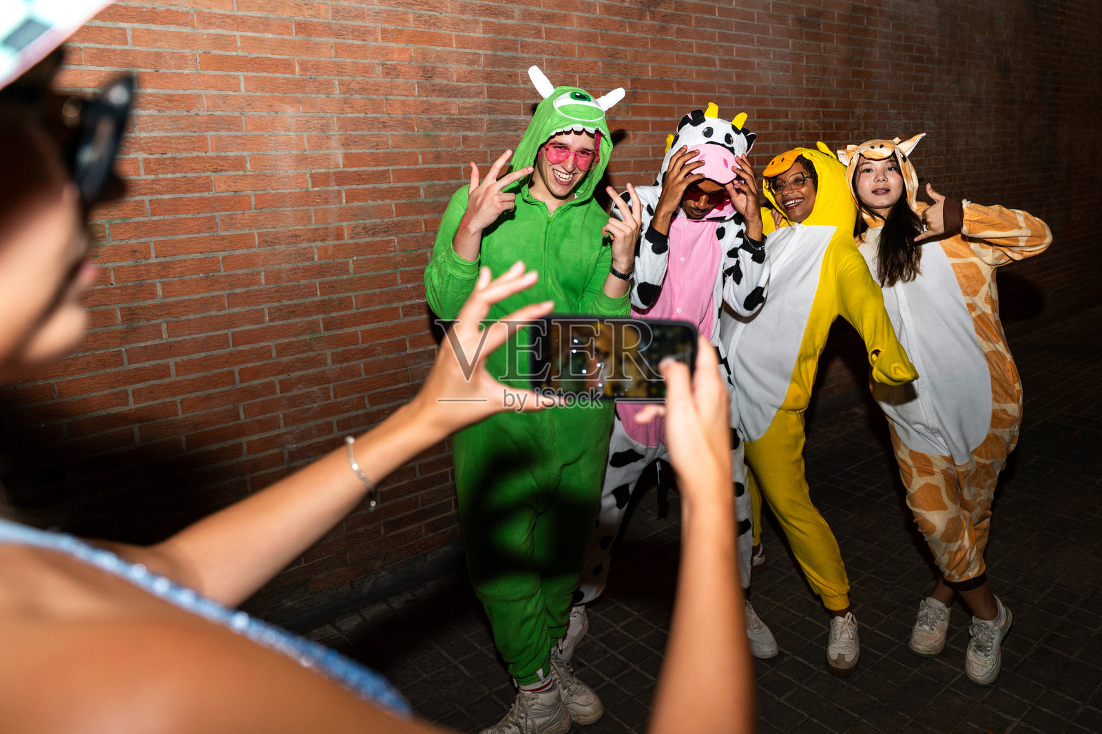 一群不同肤色的年轻朋友们在街头玩乐照片摄影图片