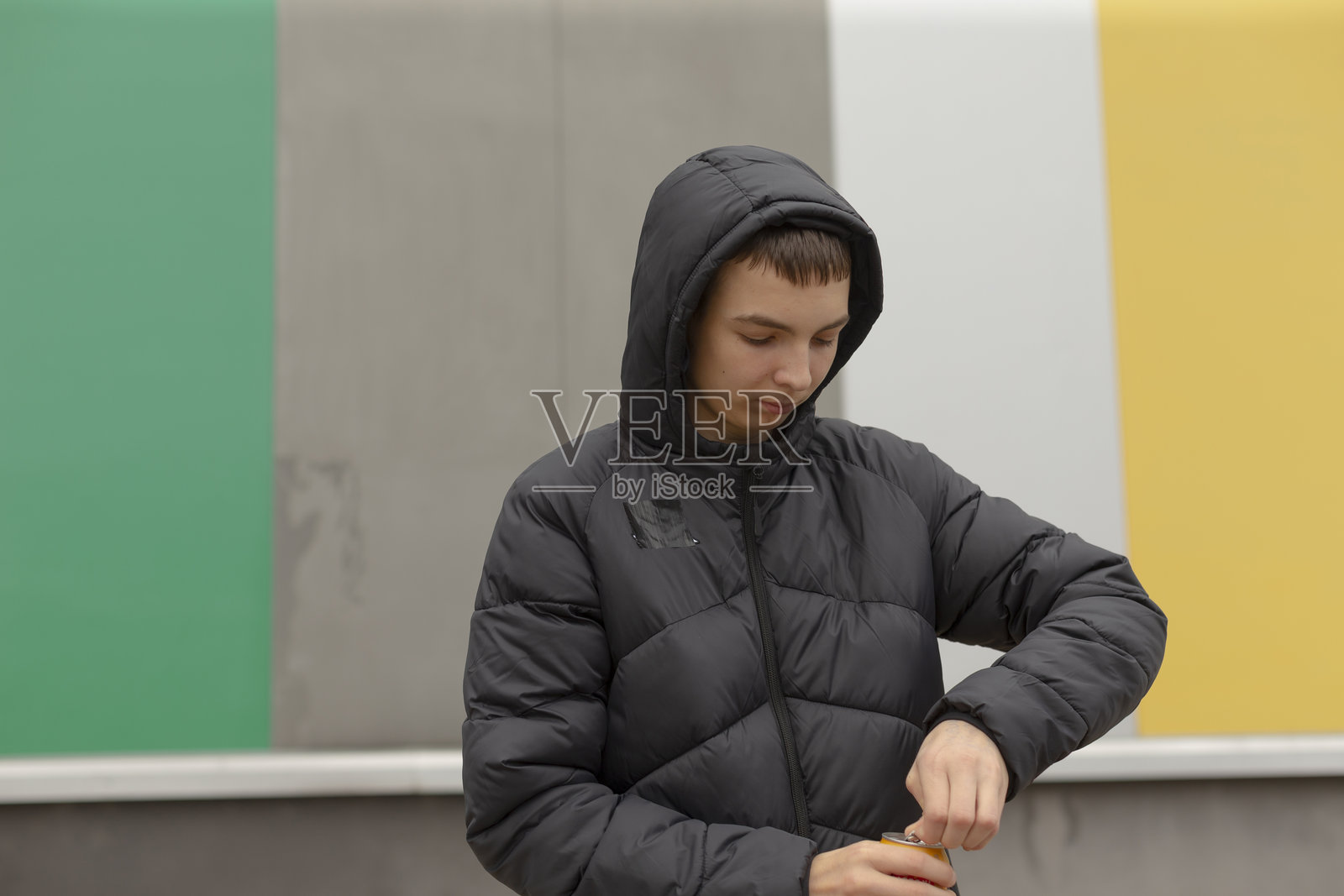 年轻人的倒影，穿着时尚的年轻人正在观察照片摄影图片