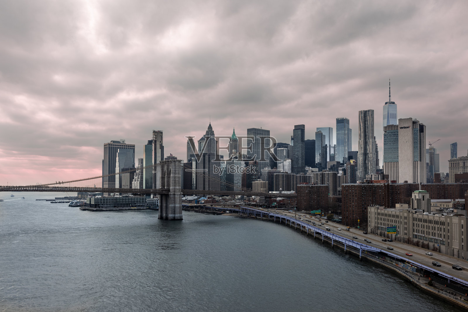 阴天时，布鲁克林大桥横跨东河，望向曼哈顿天际线照片摄影图片