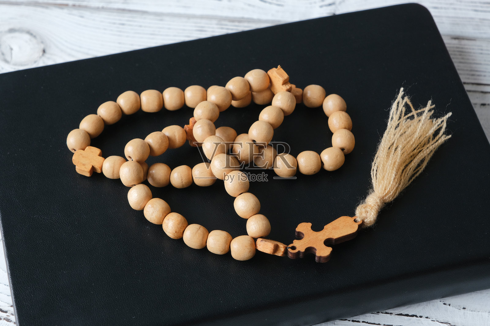 木质念珠和带封面的书照片摄影图片