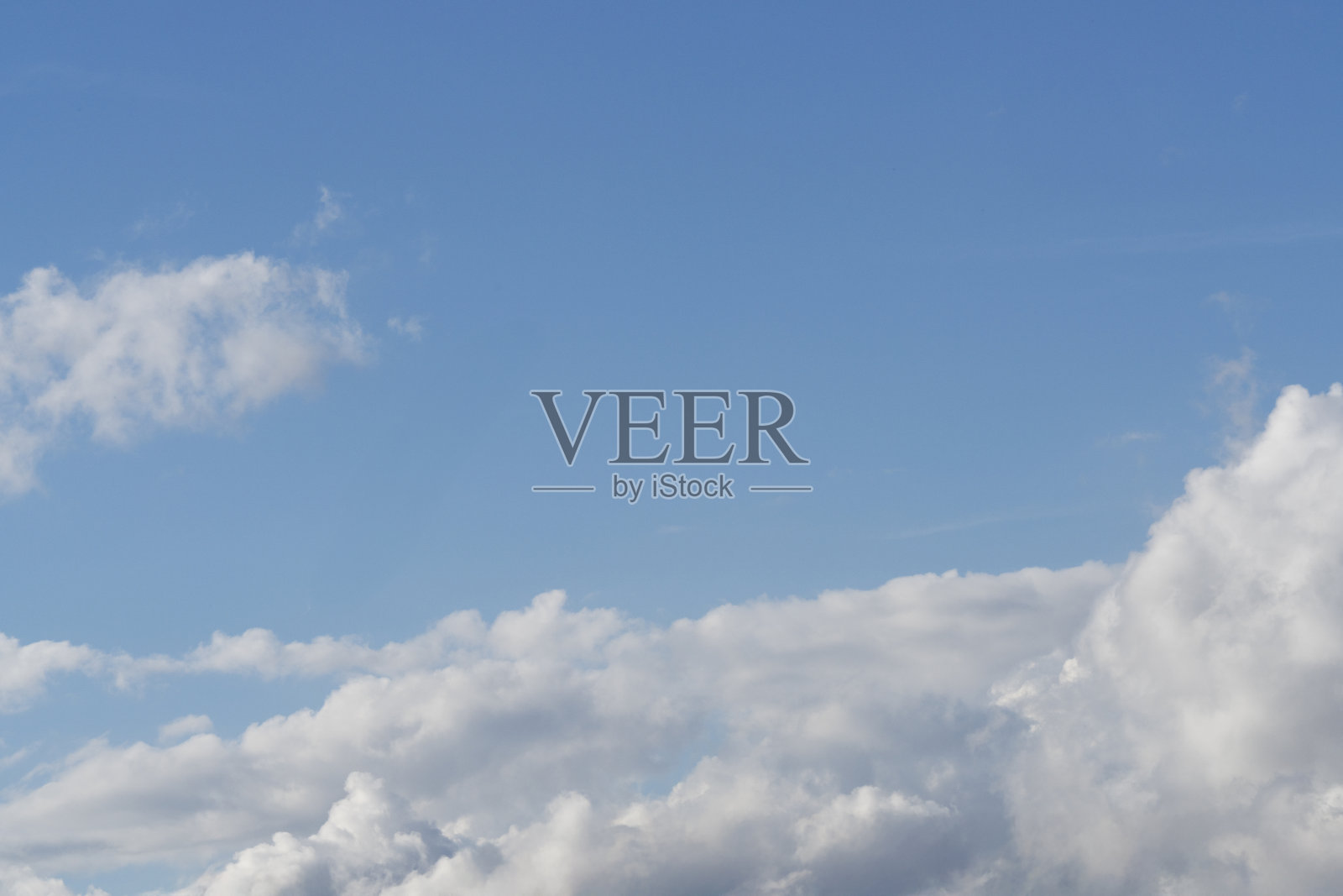 晴朗夏日，白云点缀的湛蓝天空照片摄影图片