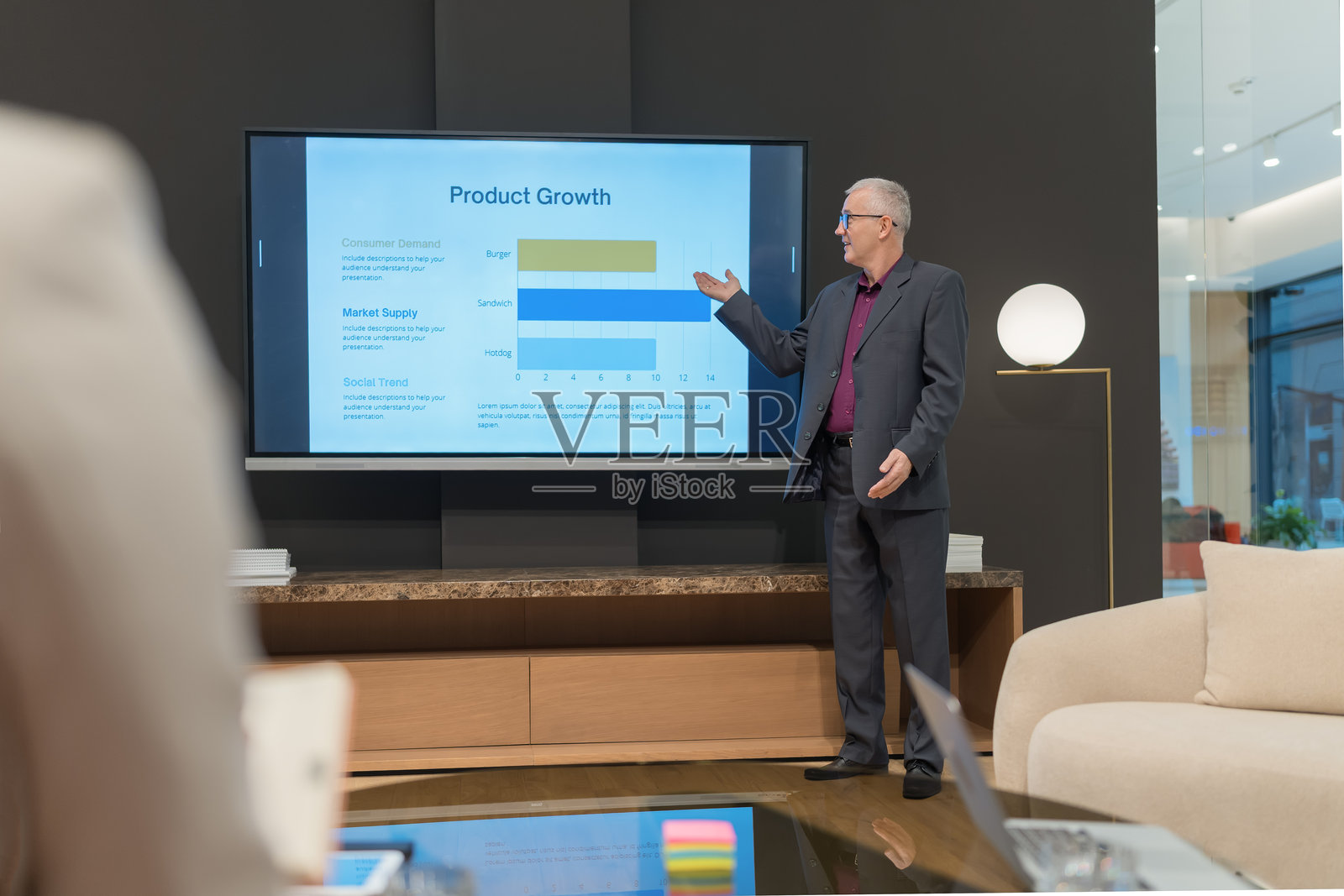一位成熟的成年男性正在进行关于产品增长的商务演示。照片摄影图片