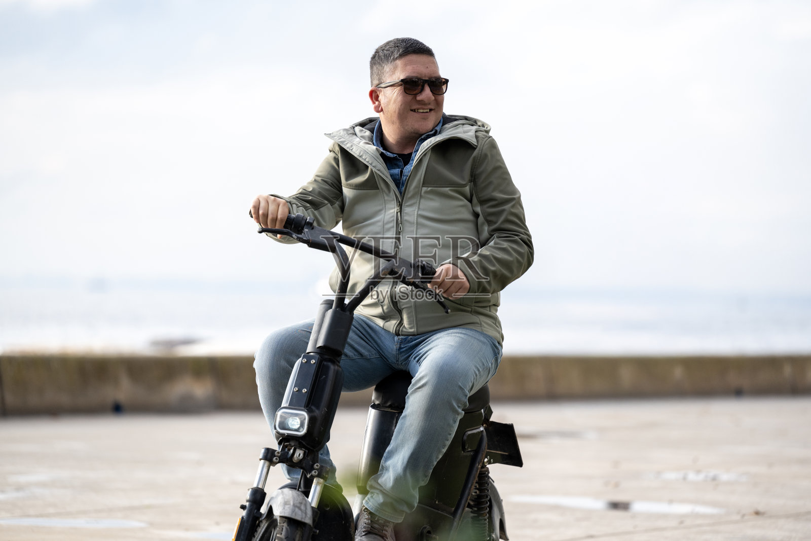 一个人正在公园里骑着租来的滑板车照片摄影图片