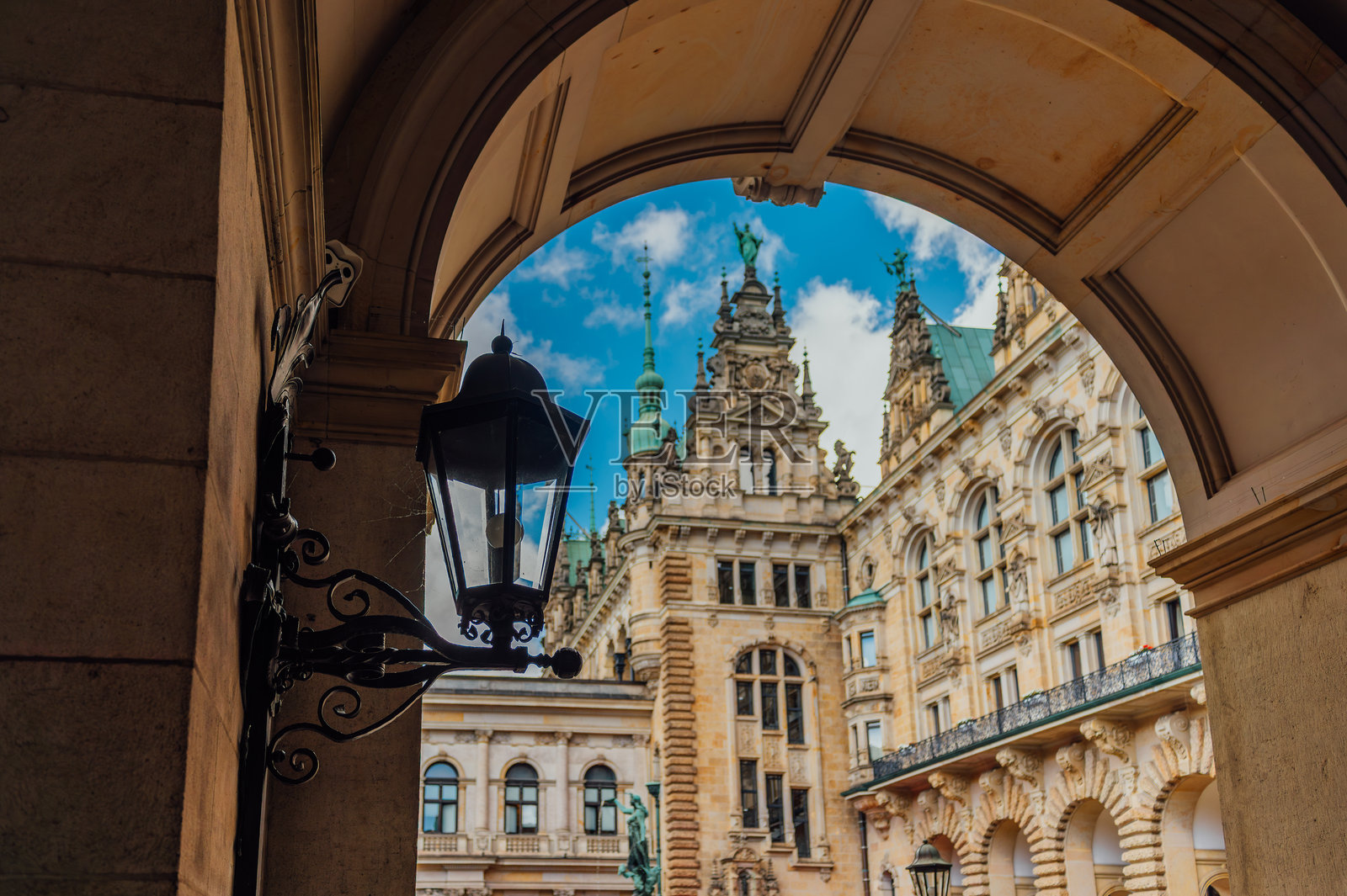 汉堡市政厅庭院，拱门与灯笼构成的画框照片摄影图片