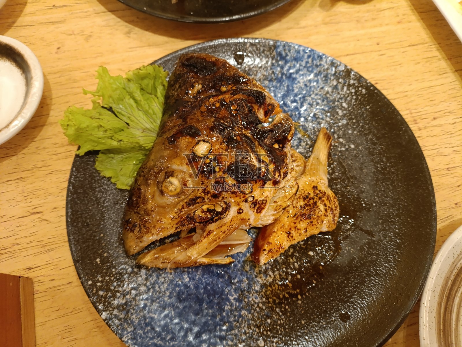 寿司、散寿司和烤三文鱼头照片摄影图片