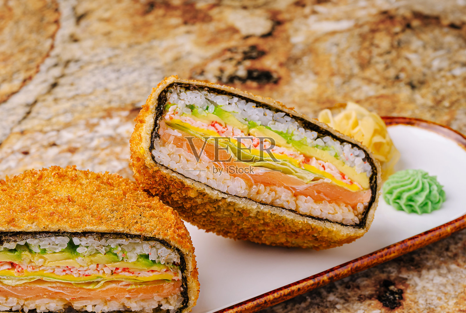 盘中盛放着由新鲜食材层层堆叠而成的寿司卷照片摄影图片