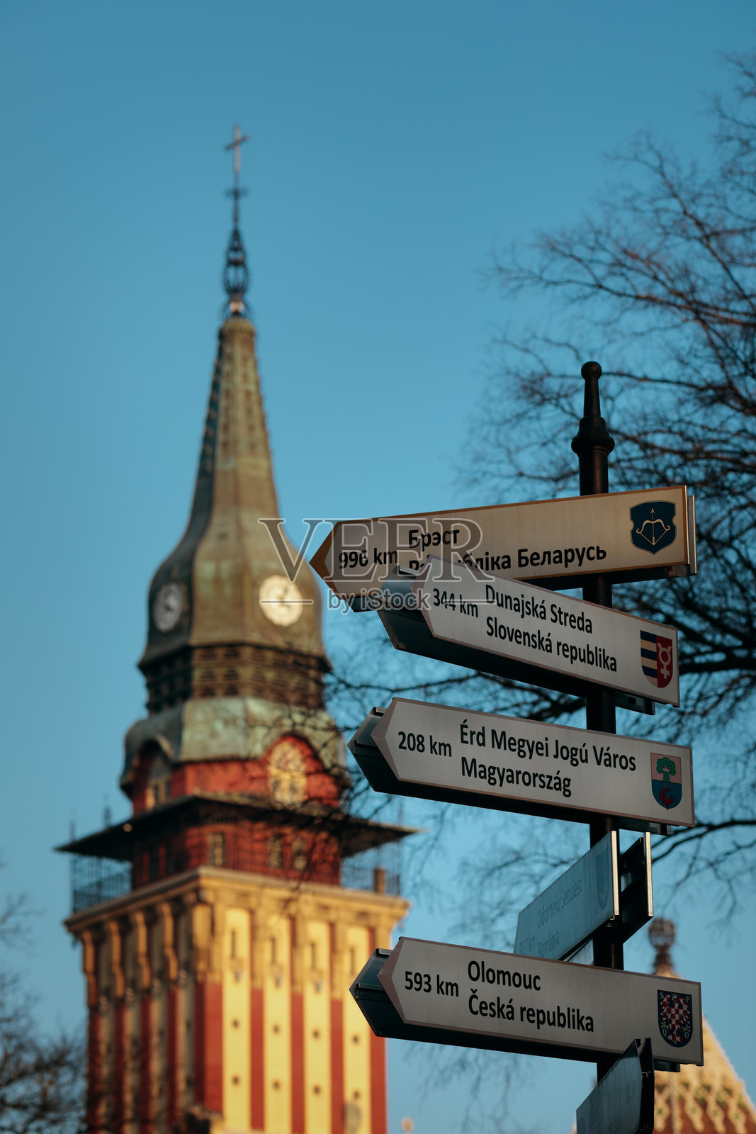 指示牌和市政厅塔楼照片摄影图片