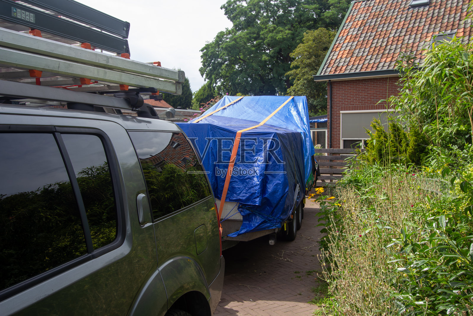 装满移民物品的拖车汽车照片摄影图片