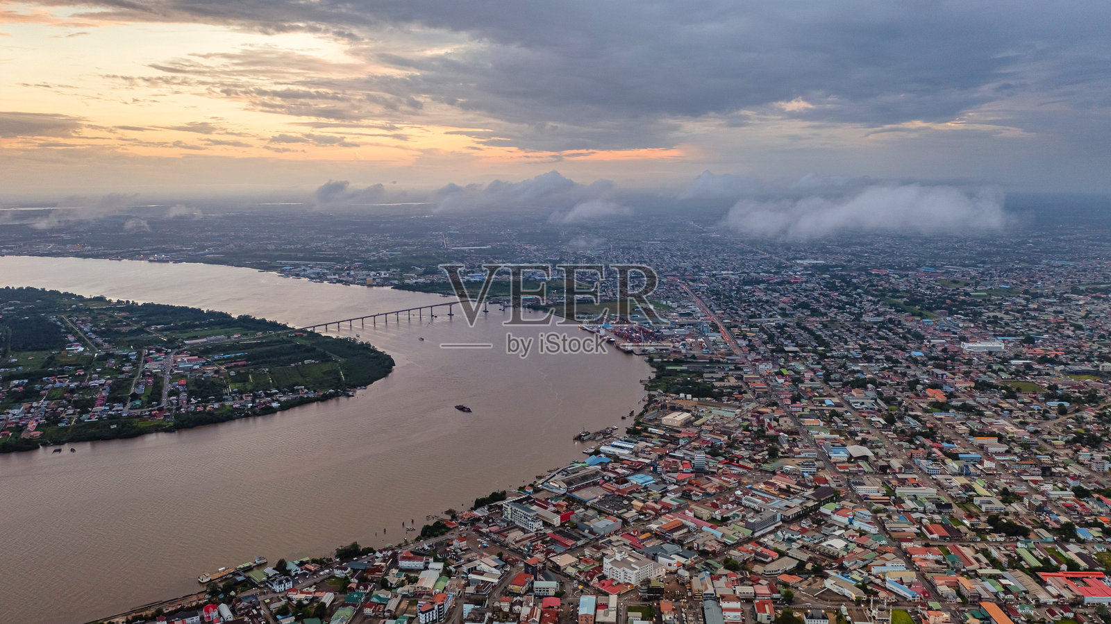 苏里南河与大桥的日落航拍图照片摄影图片