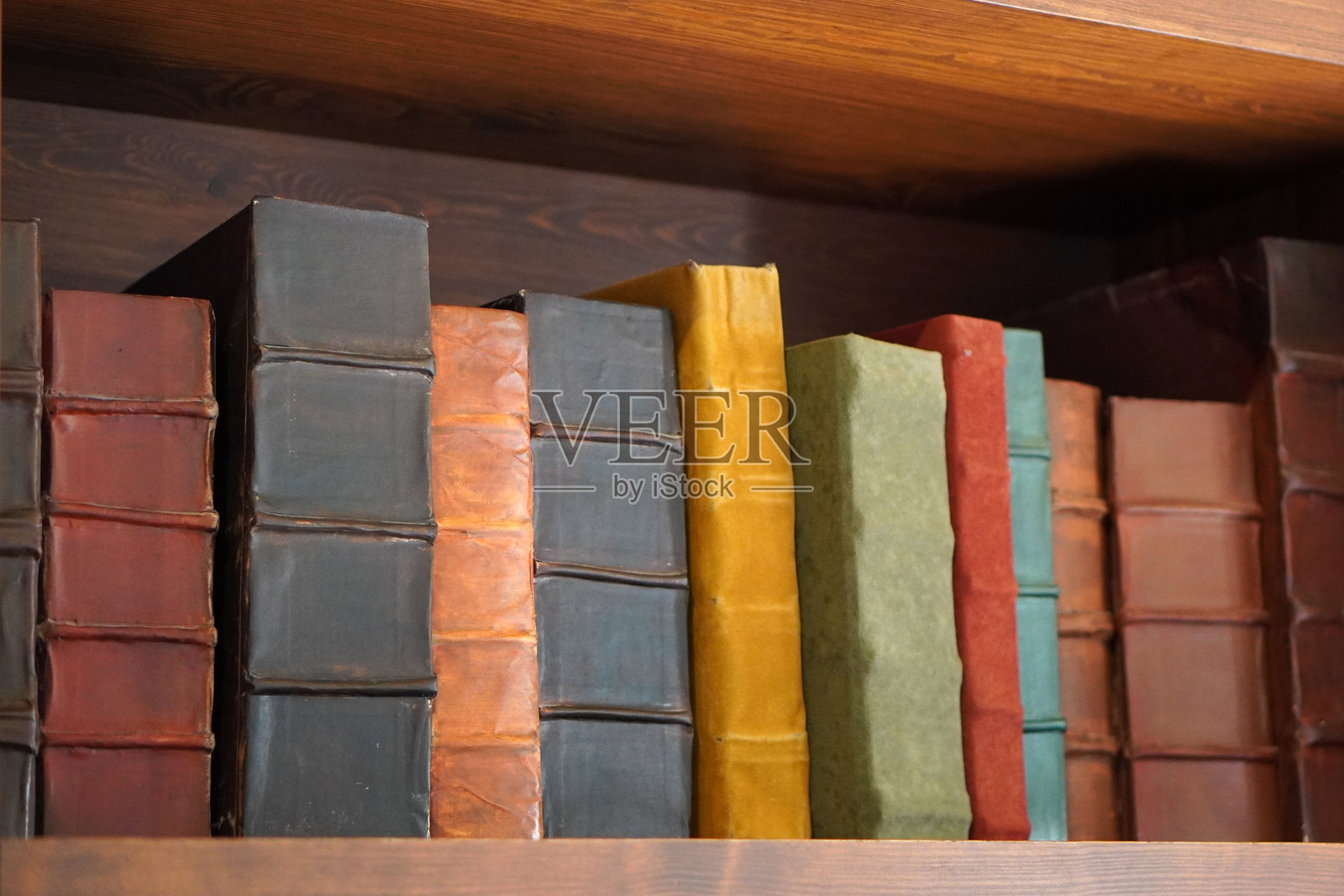 木架上五颜六色的旧书背景。读书日照片摄影图片