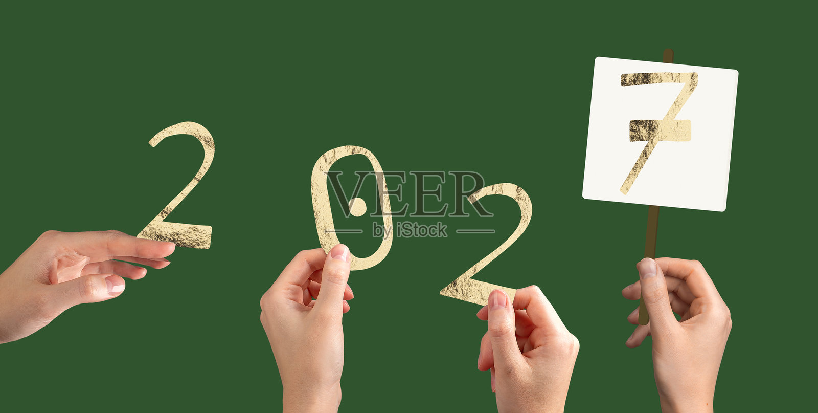 手持2027数字，在节日的新年庆典中。明亮的字体设计象征着喜悦。照片摄影图片