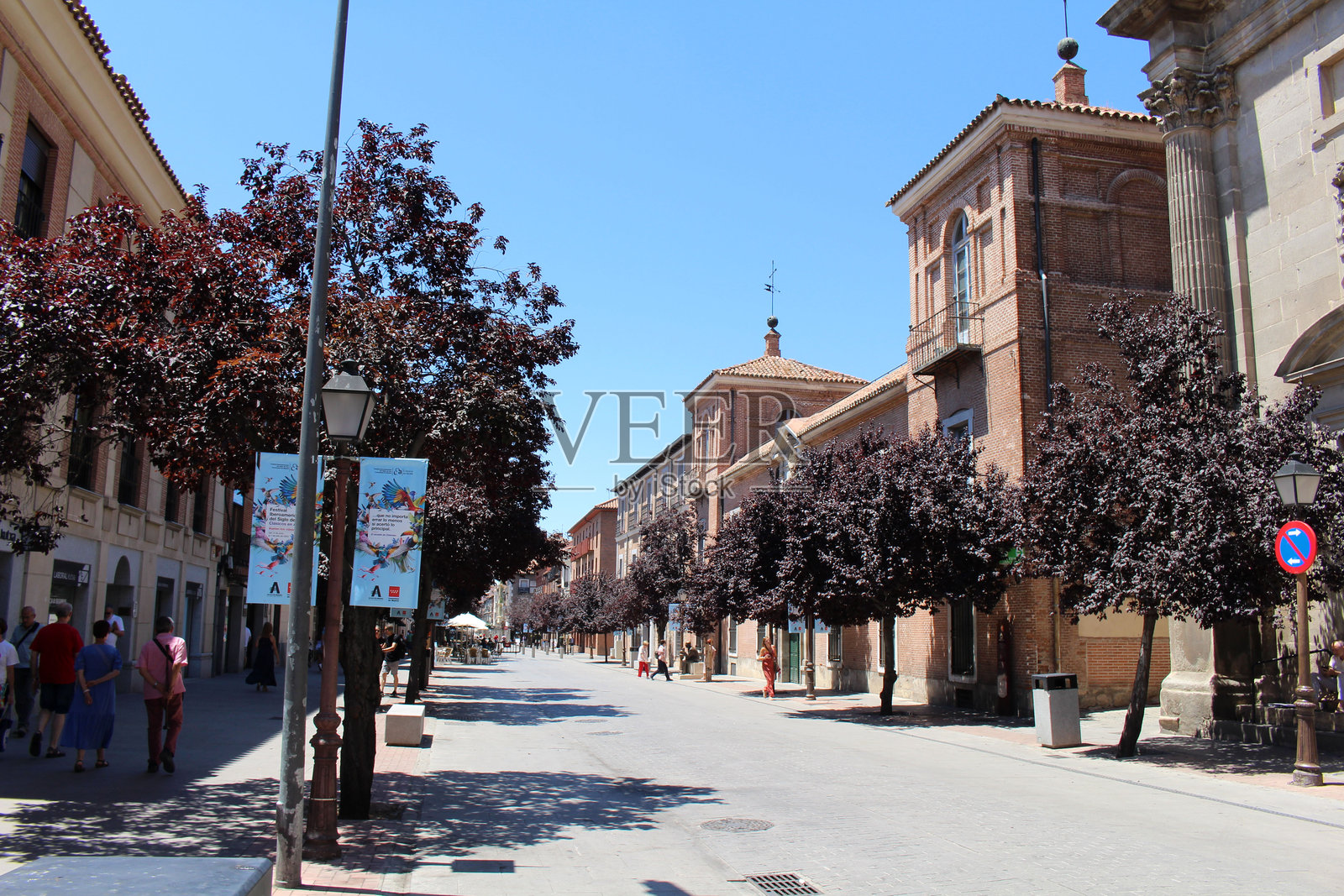 游客漫步在阿尔卡拉-德埃纳雷斯历史悠久的街道上照片摄影图片