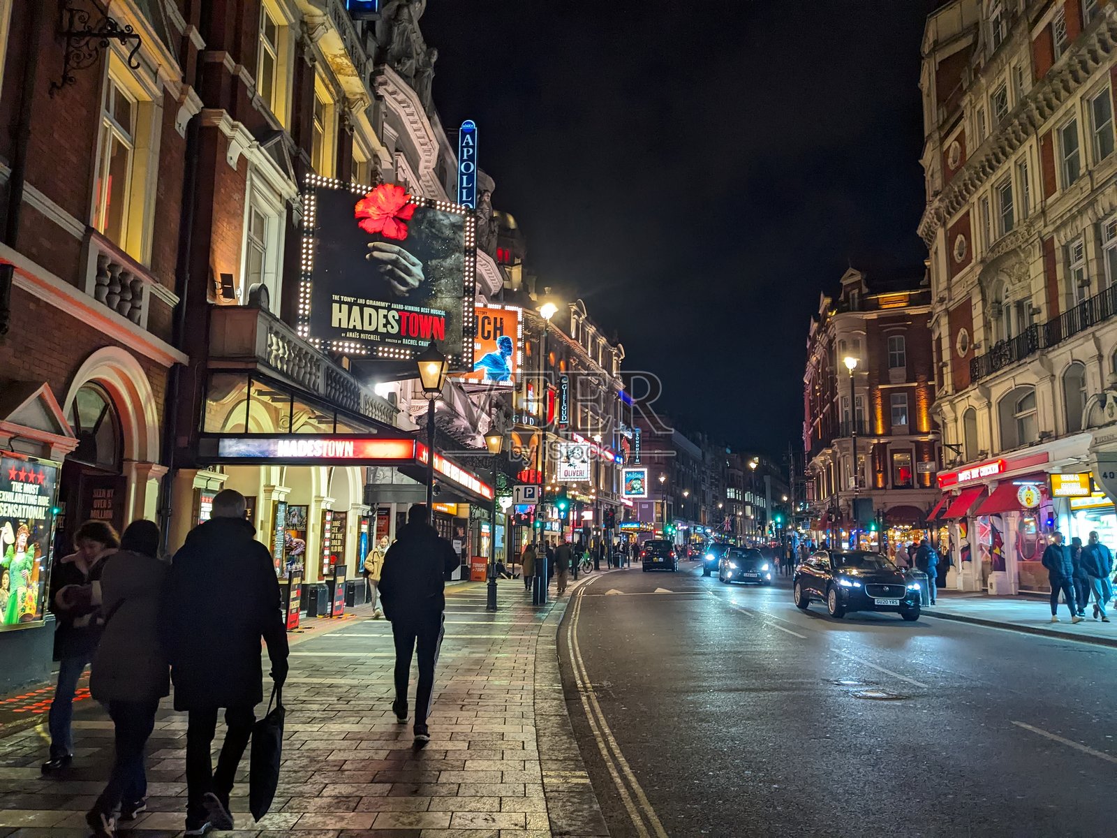 伦敦著名剧院区的沙夫茨伯里大道的繁华夜景照片摄影图片