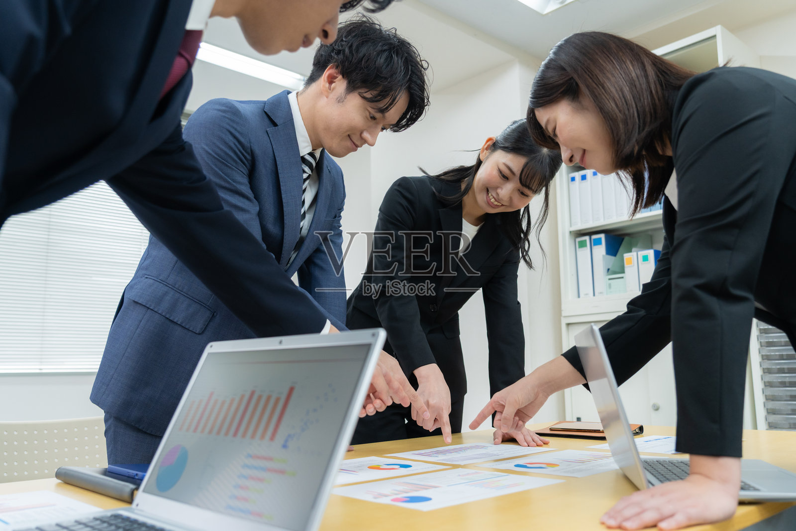 办公室里，男商人和女商人正在开会照片摄影图片