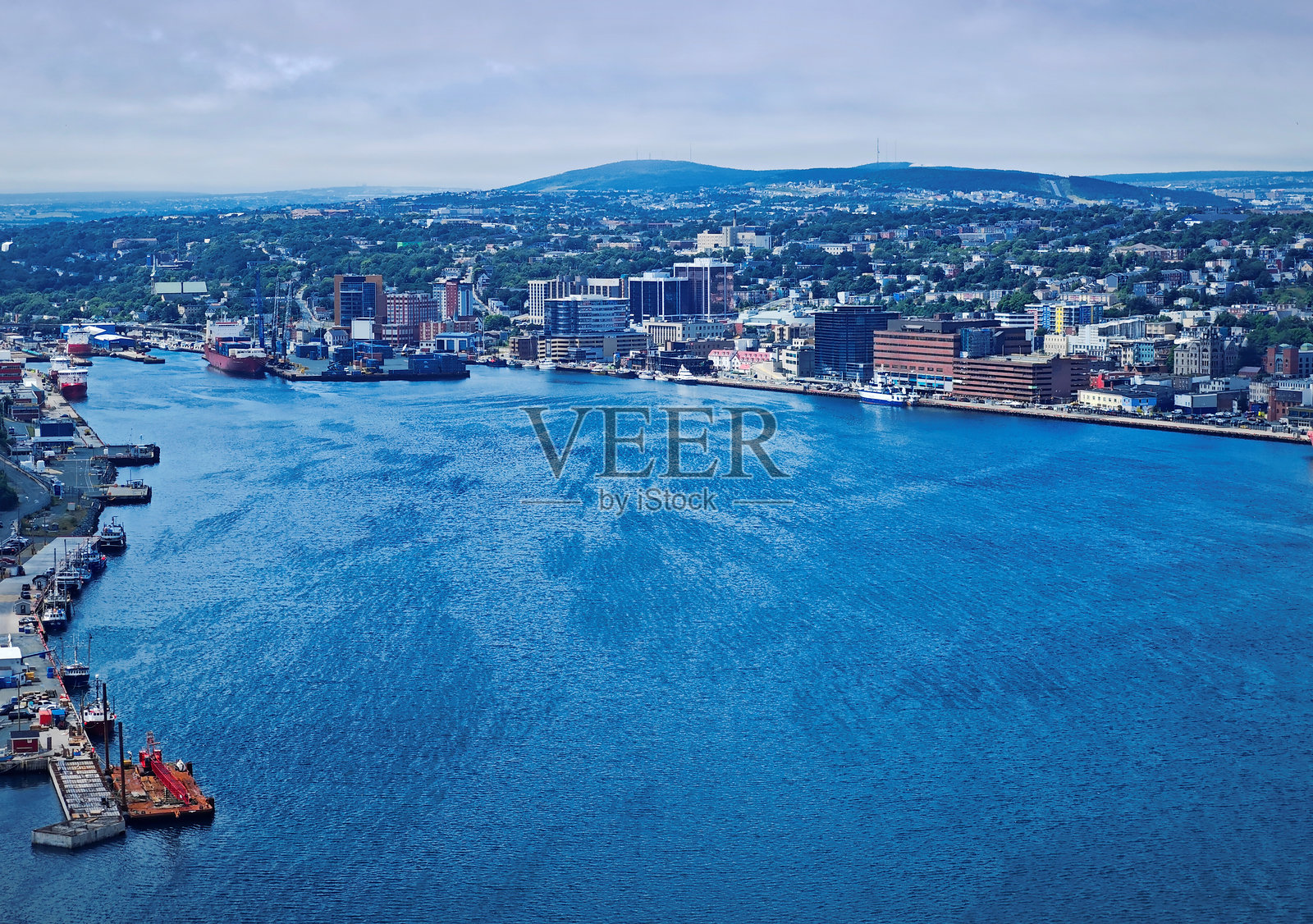 加拿大纽芬兰圣约翰斯港和历史悠久市中心天际线的全景图照片摄影图片