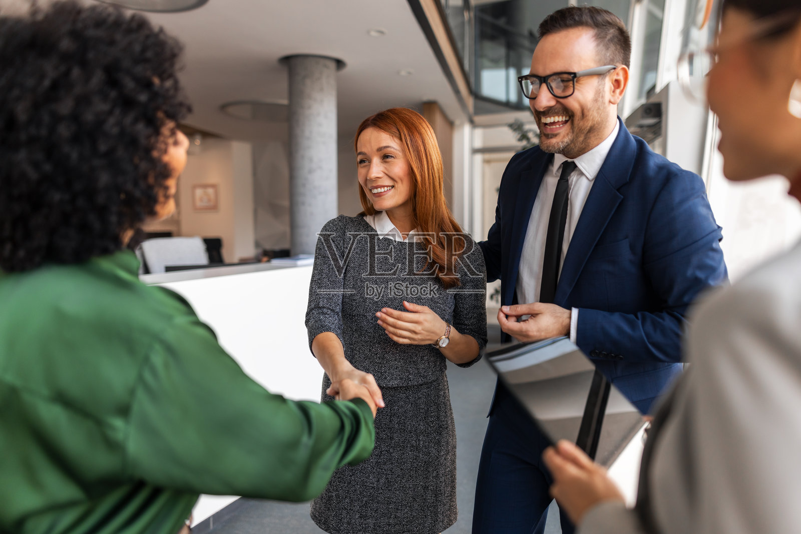 商业专业人士在公司办公室环境中握手微笑照片摄影图片