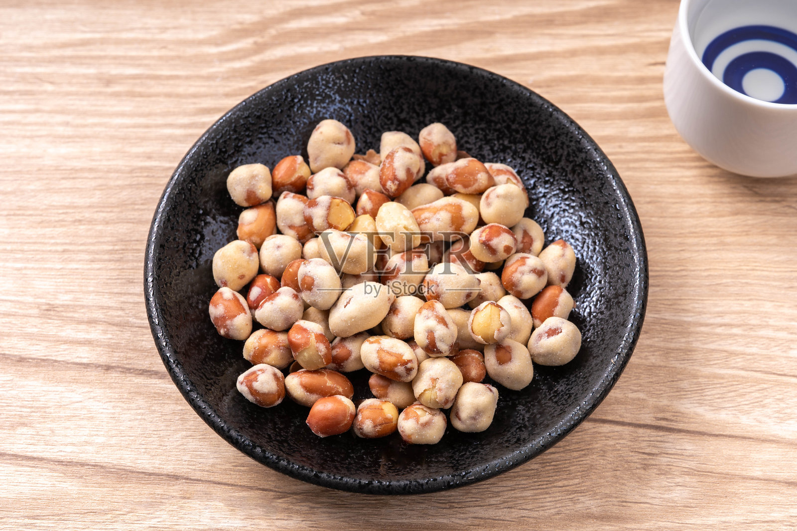 裹着薄脆外衣的花生照片摄影图片