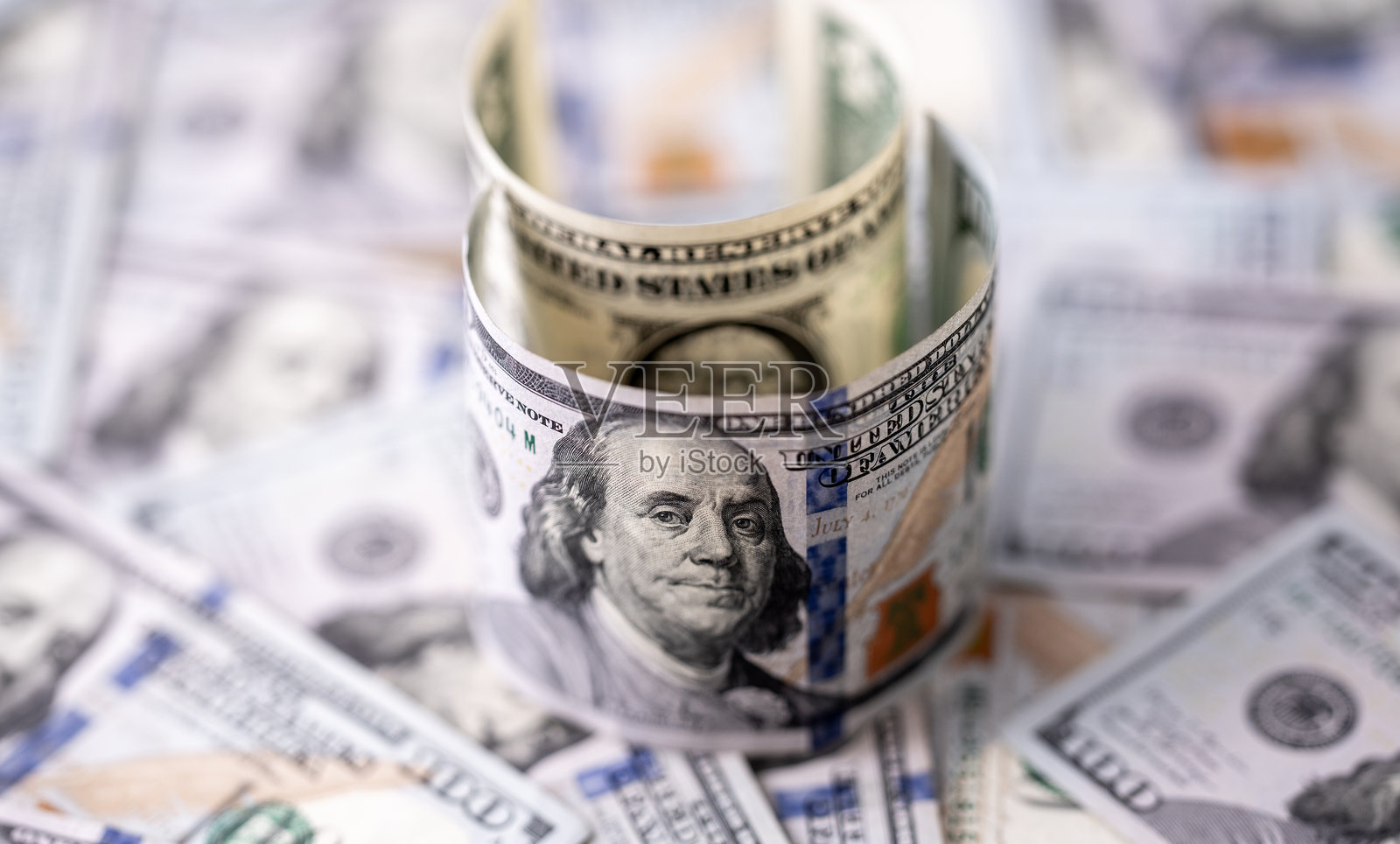 美元背景，包含一美元和一百美元钞票。美钞和纸币。1美元和100美元的票据，用于金融概念。美元金钱图案。储蓄背景，包含现金。照片摄影图片