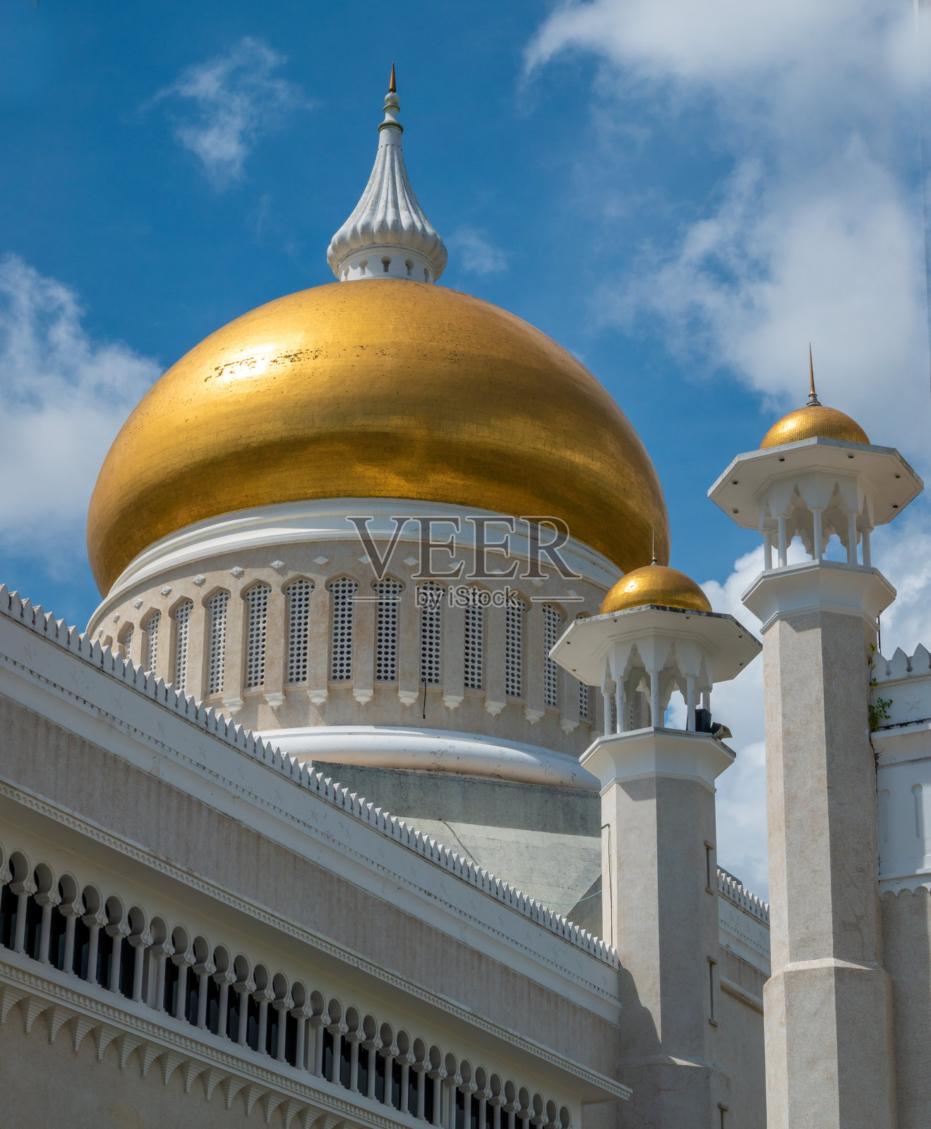 文莱达鲁萨兰国斯里巴加湾市奥马尔·阿里·赛福鼎清真寺金色圆顶和侧面的视图照片摄影图片