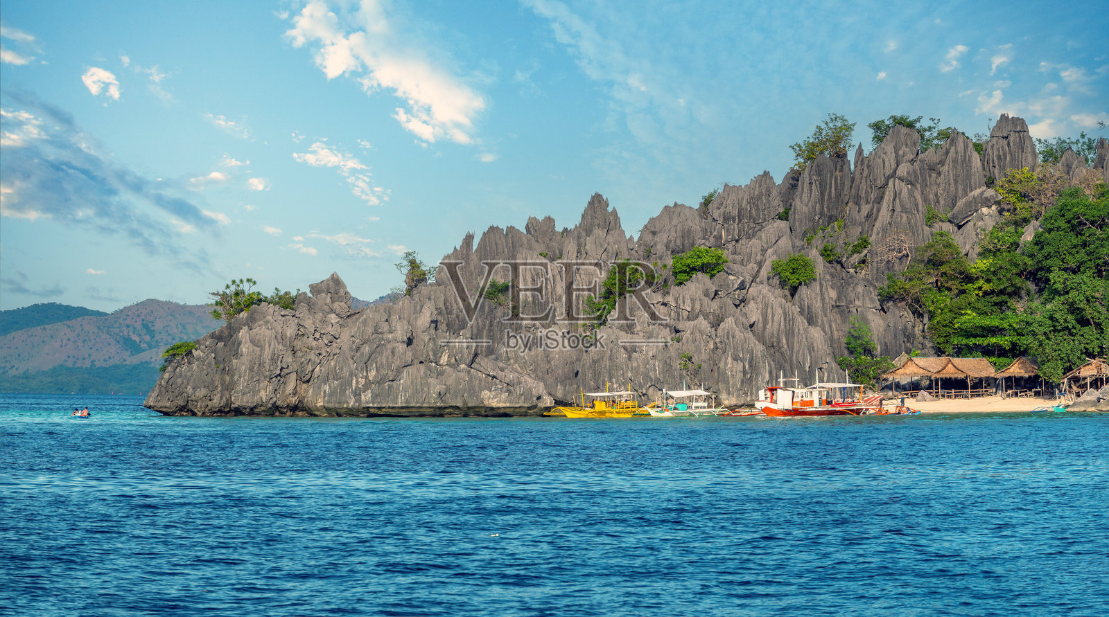 菲律宾巴拉望科隆，乘坐独木舟前往僻静的海滩和浮潜点进行一日游照片摄影图片