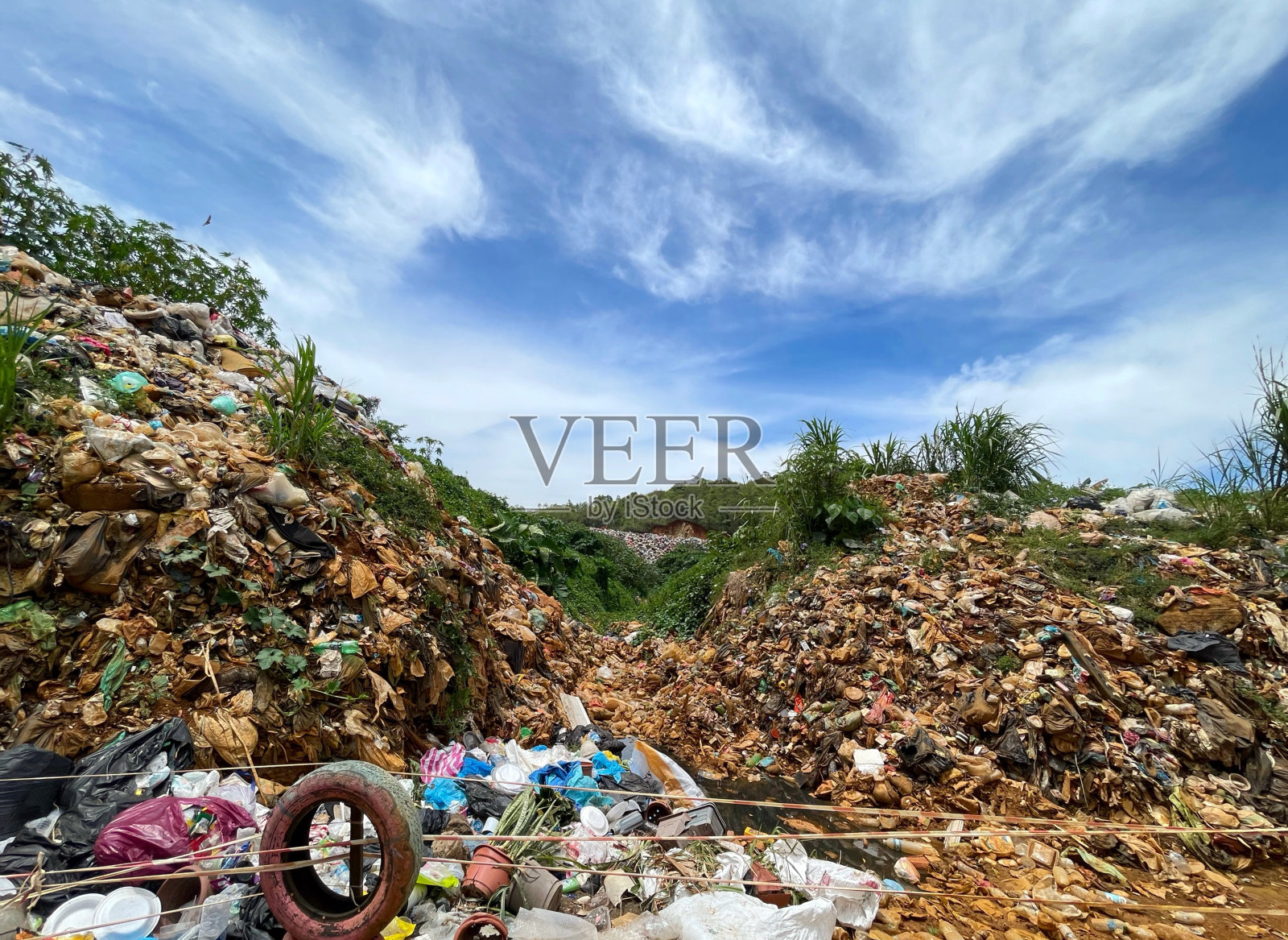 马来西亚沙巴兰瑙垃圾填埋场的日间景观。景观和生活垃圾概念照片摄影图片