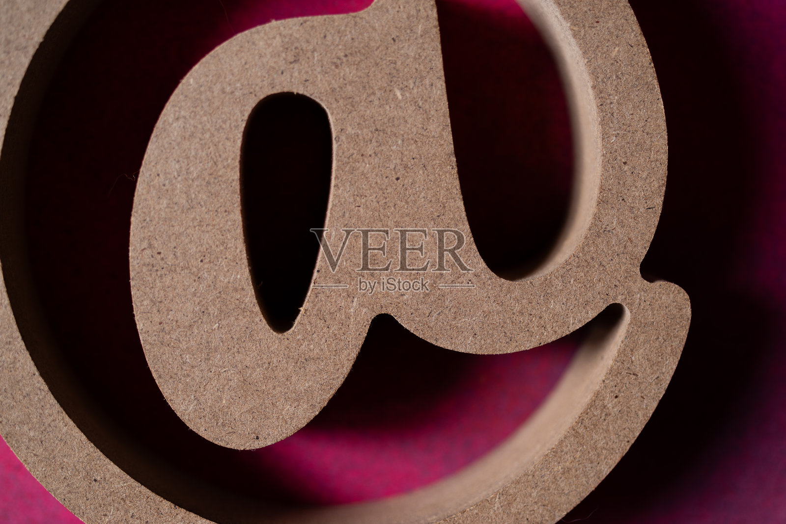 红色背景上的“@”符号照片摄影图片