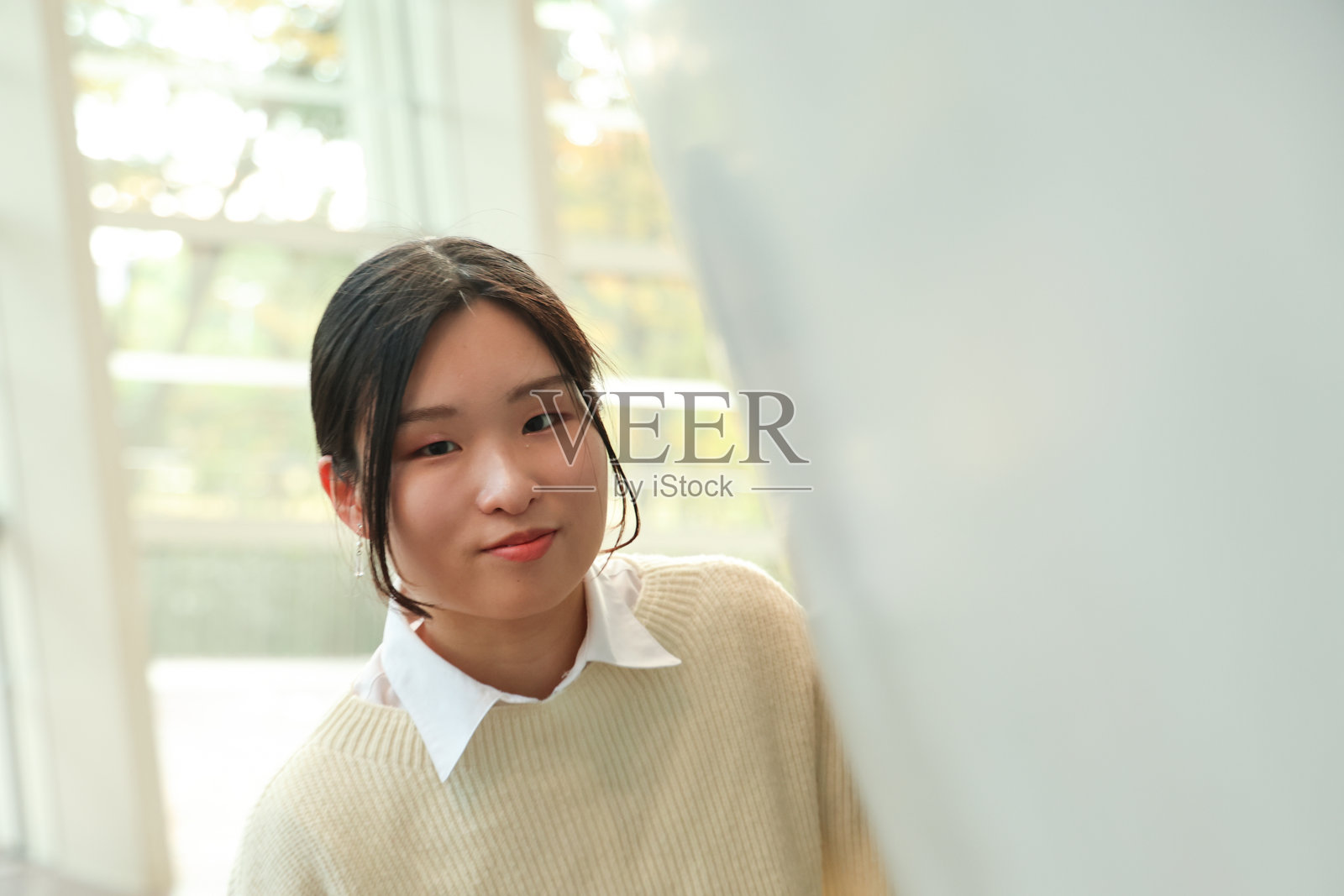 年轻漂亮的女子在现代建筑中放松照片摄影图片