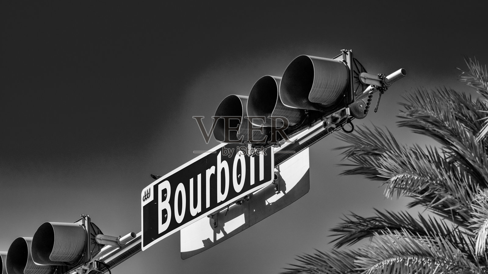 白天，新奥尔良历史悠久的法国区的波旁街标志照片摄影图片