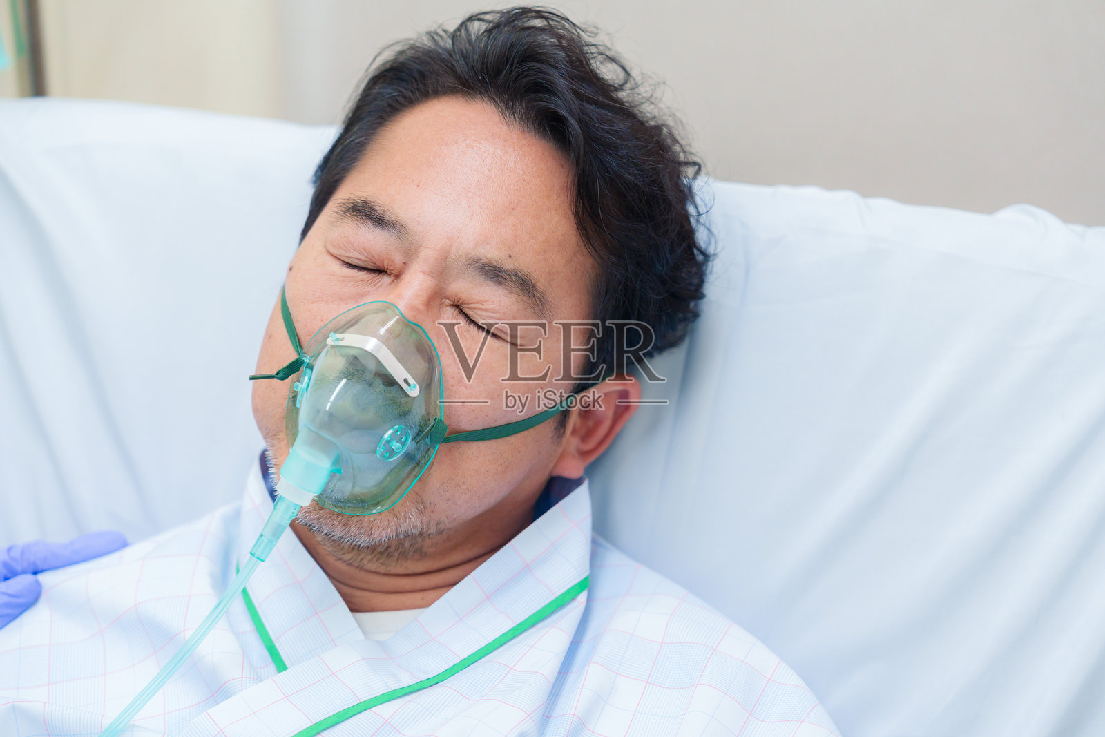 医院病房里使用呼吸机的年长男子照片摄影图片