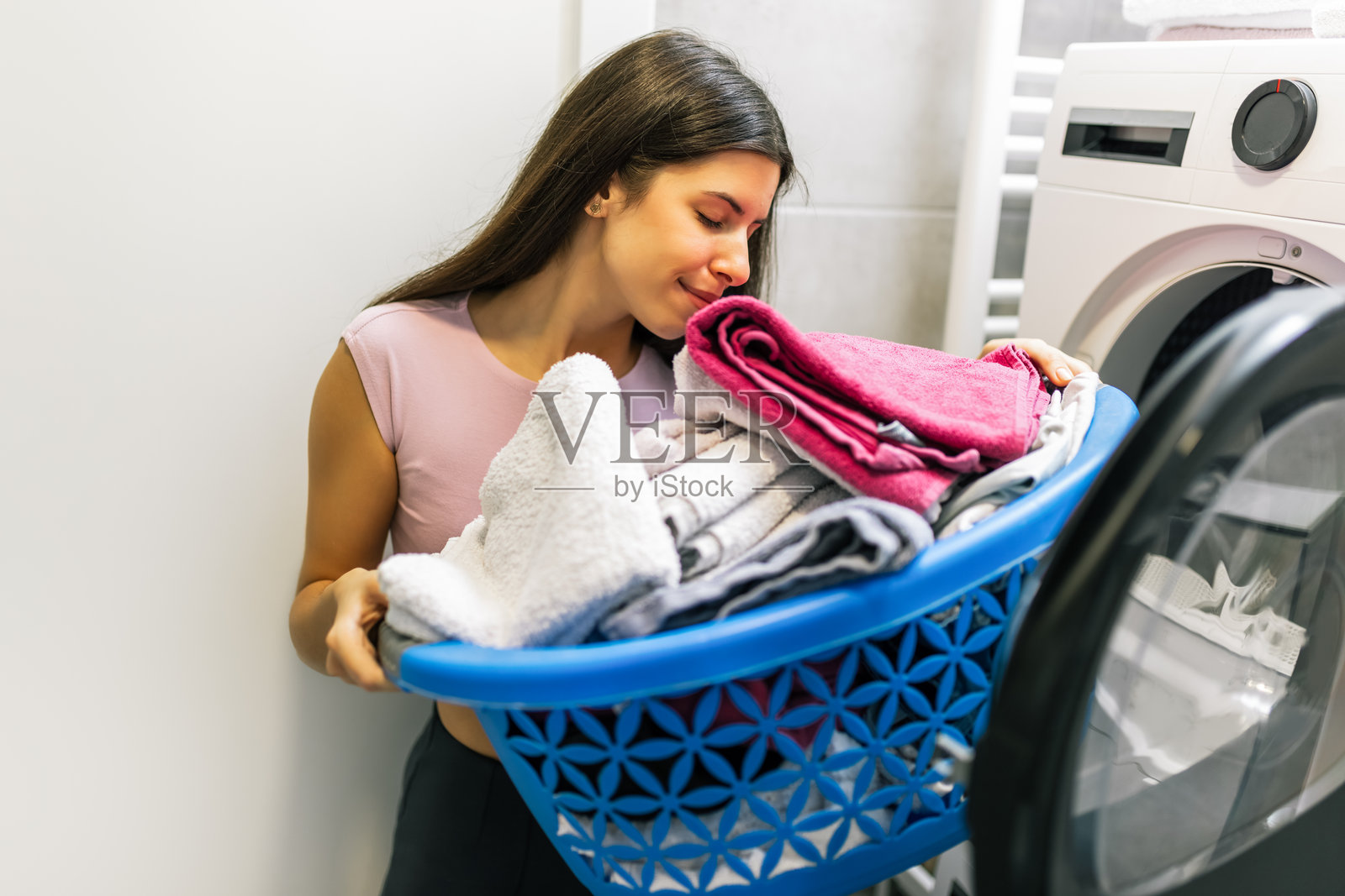 女人闻着干净的毛巾照片摄影图片