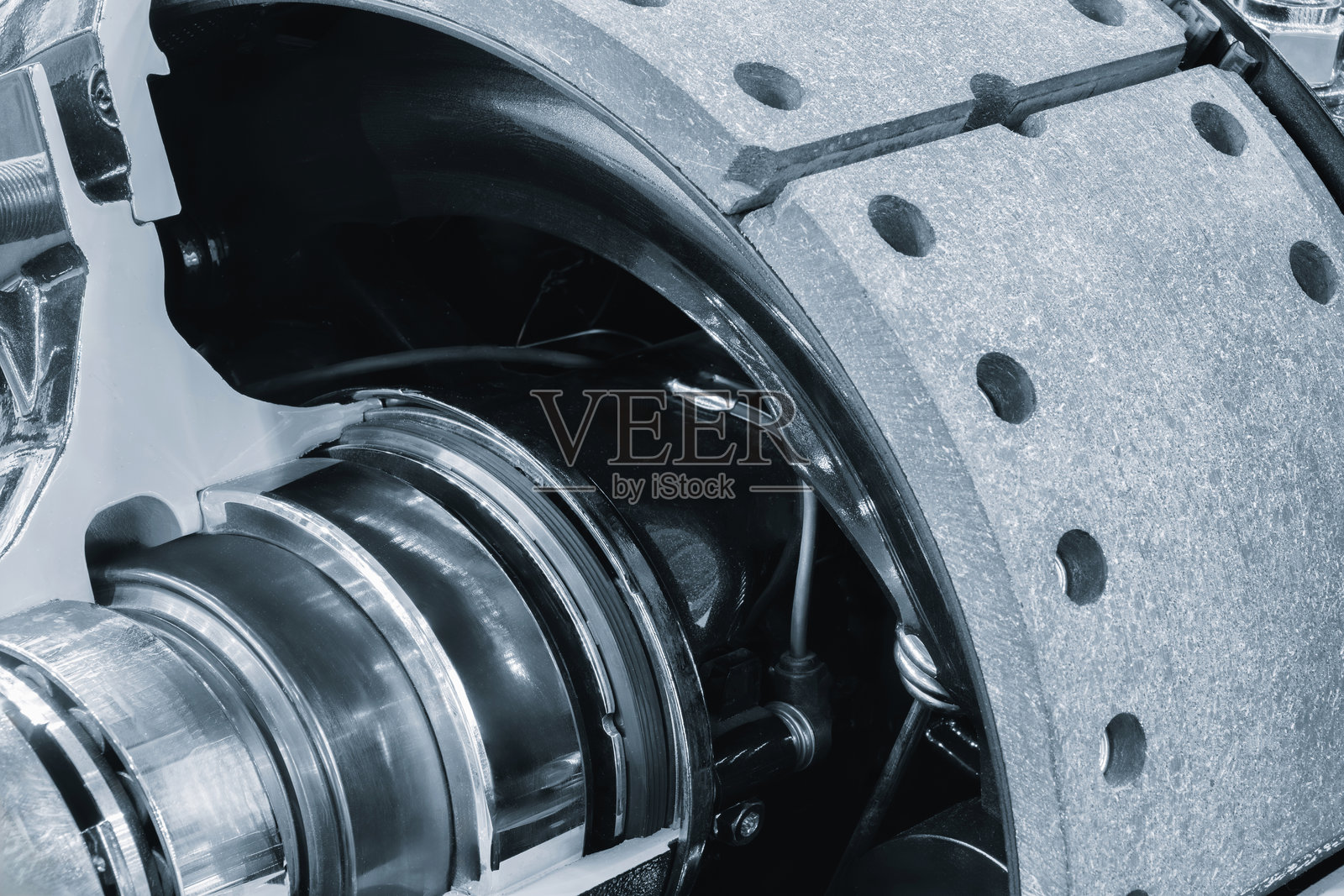 用于维修和保养的开放式鼓式制动系统，位于 Asto 服务、汽车服务概念店照片摄影图片