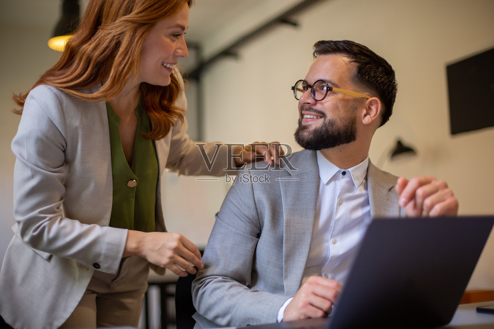 商务同事在现代办公室交谈照片摄影图片