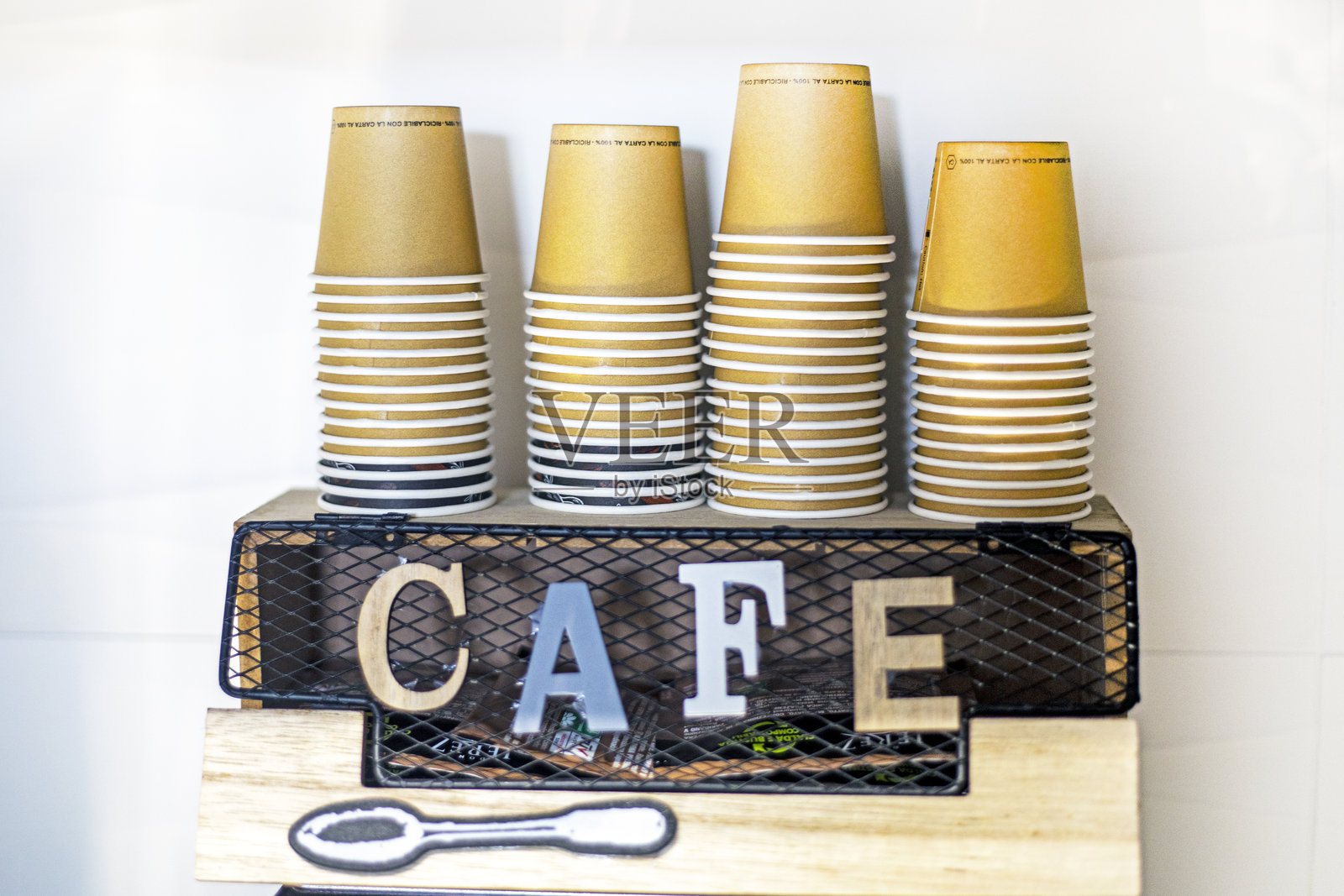 用于咖啡机的纸质手工咖啡杯。早安照片摄影图片