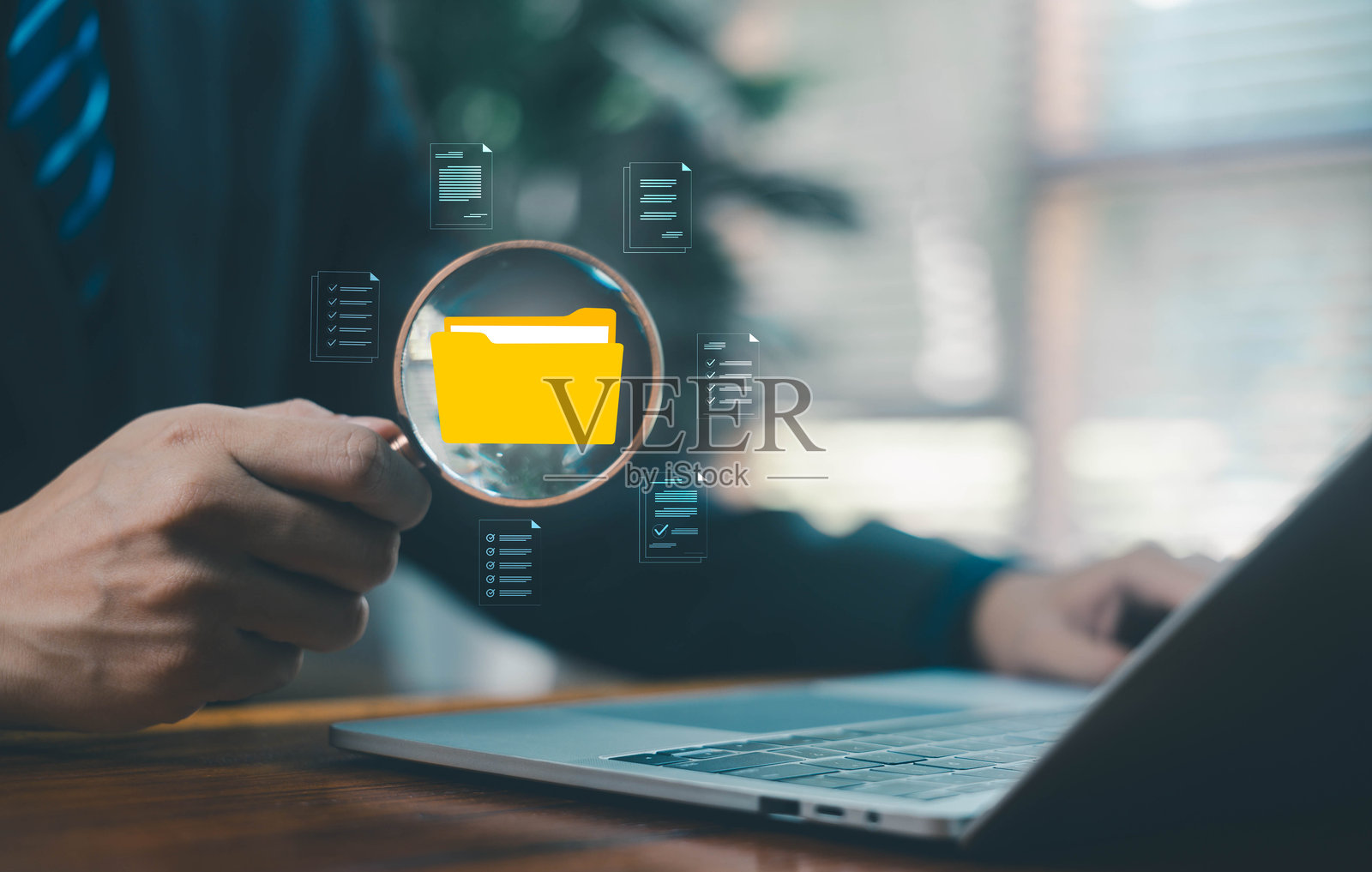 商务人士在笔记本电脑上审阅电子文件，代表着在线文档管理、验证工作流程、文件处理和有组织的电子文档。照片摄影图片